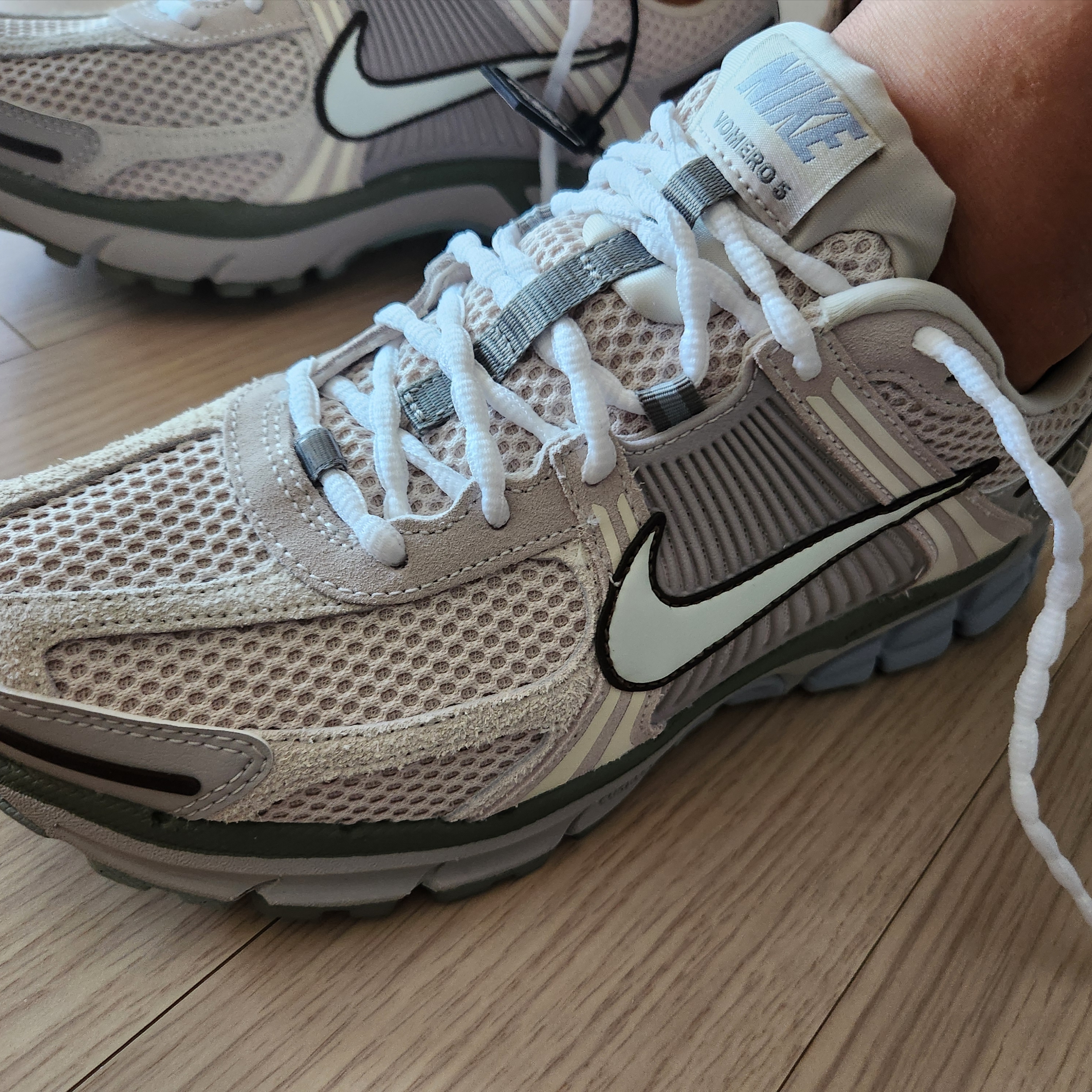 Nike Zoom Vomero 5 SE Light Orewood Brown 착용 스타일 - 1