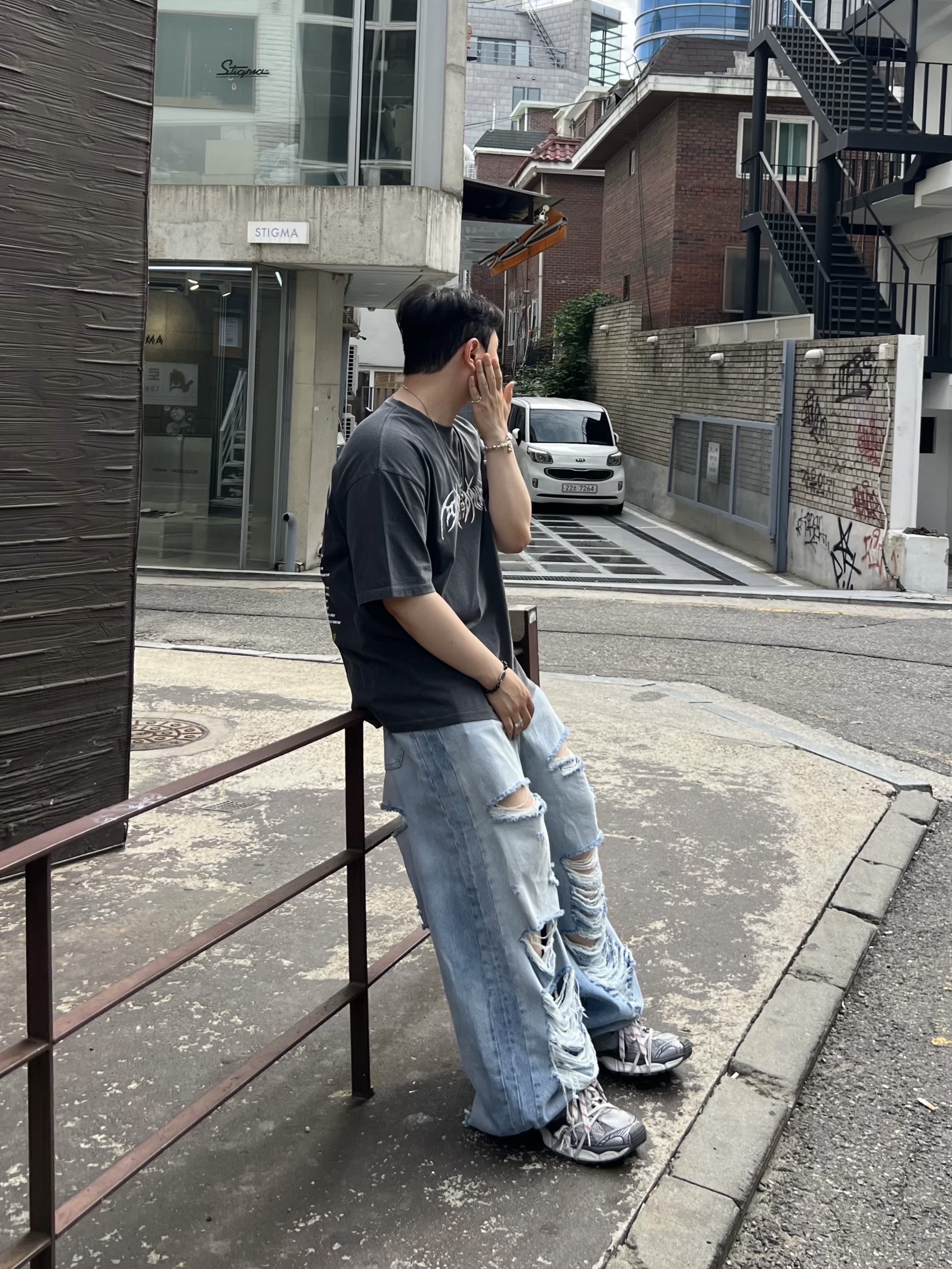Balenciaga 3XL Sneakers Grey White Red 착용 스타일