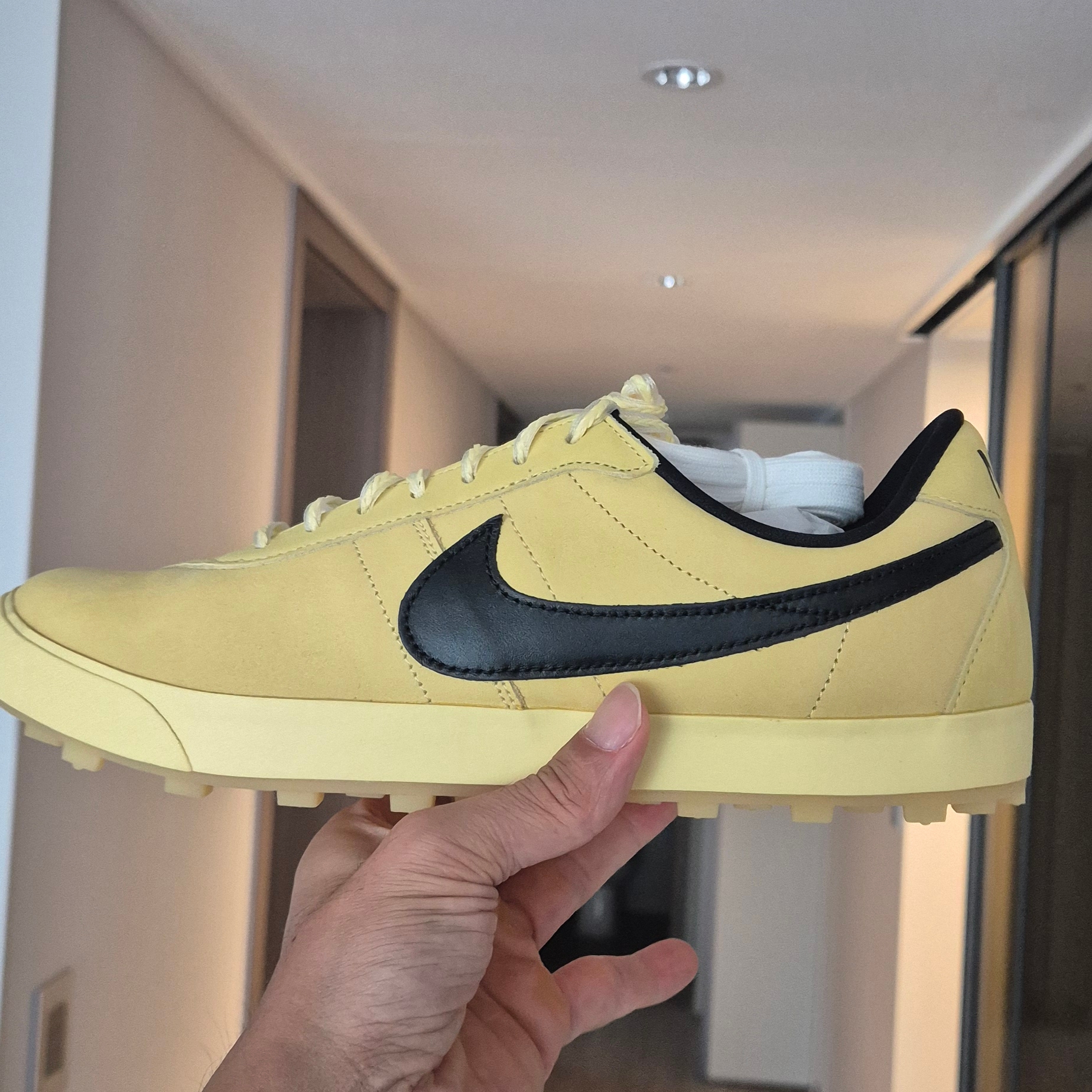 Nike Astrograbber Soft Yellow and Black 착용 스타일