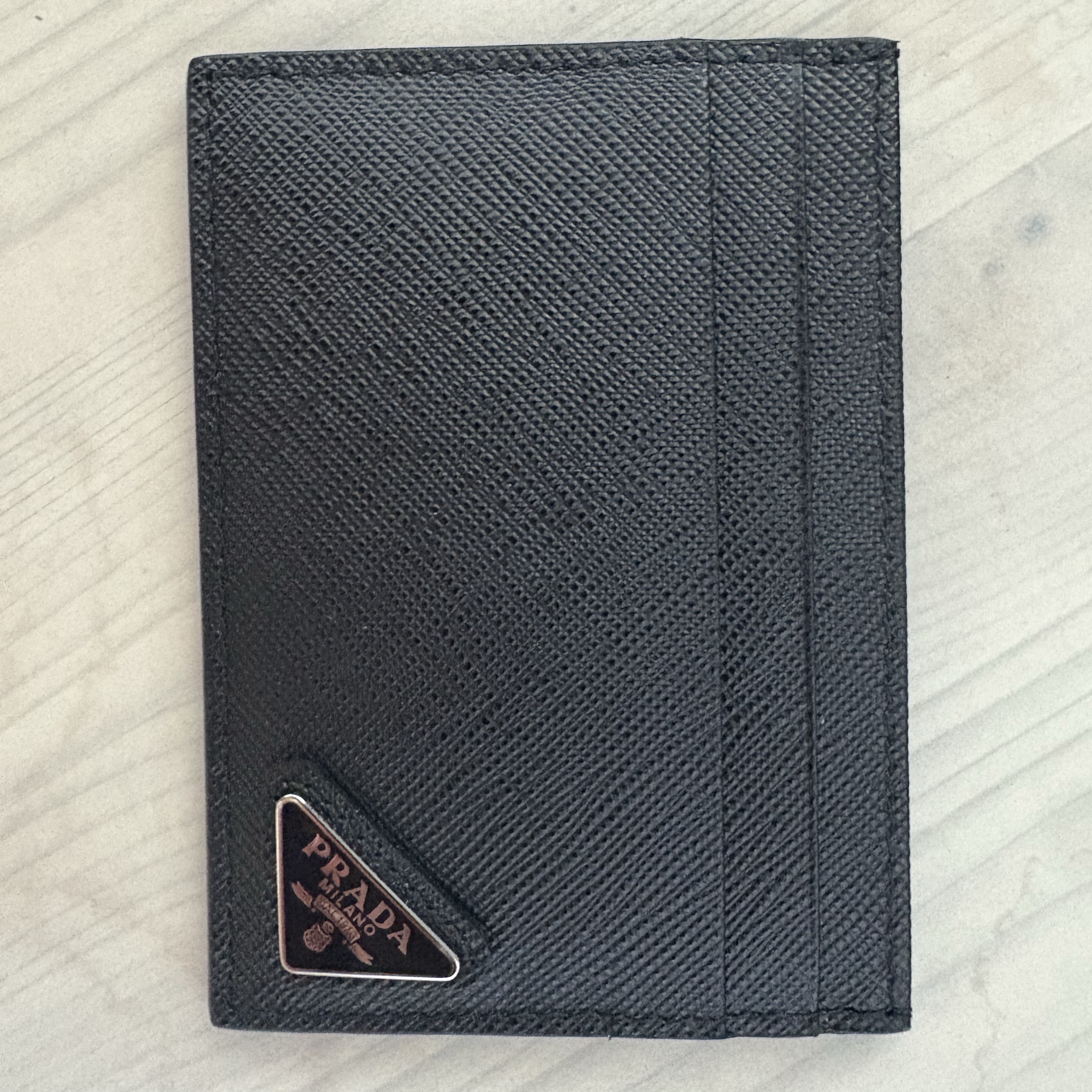 Prada Saffiano Leather Card Holder Black 착용 스타일