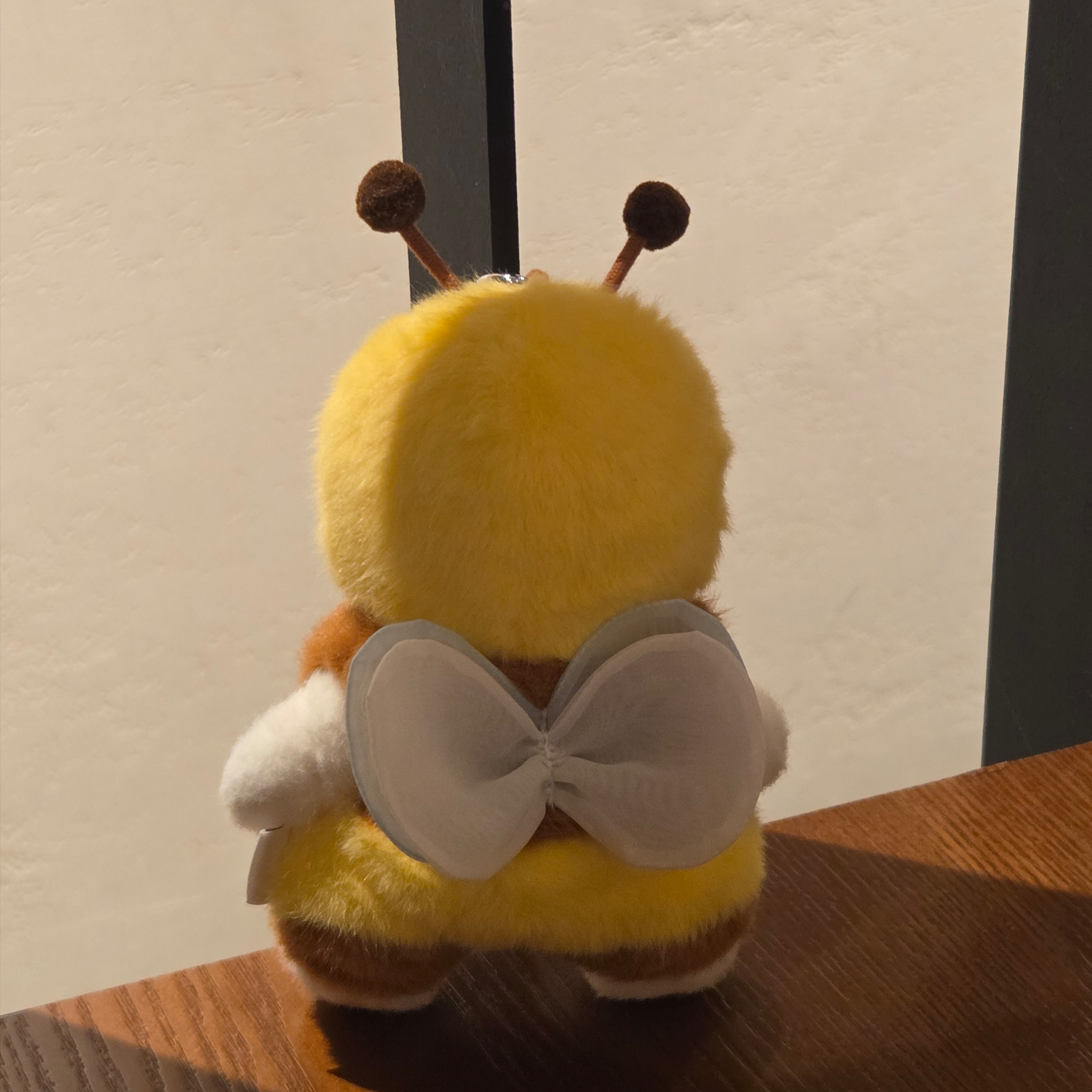 Teddy Tales Lina Bear Signature Keyring White 착용 스타일 - 1