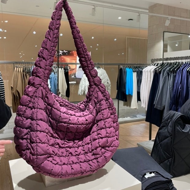 COS Quilted Oversized Shoulder Bag Burgundy 착용 스타일 - 1