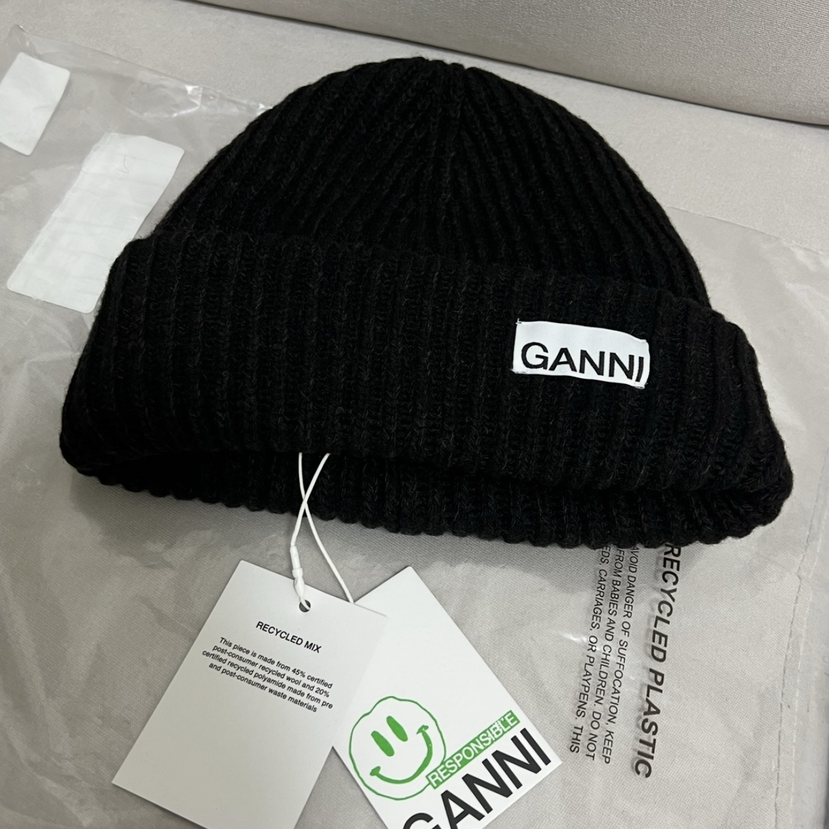Ganni Wool Beanie Black Melange 착용 스타일