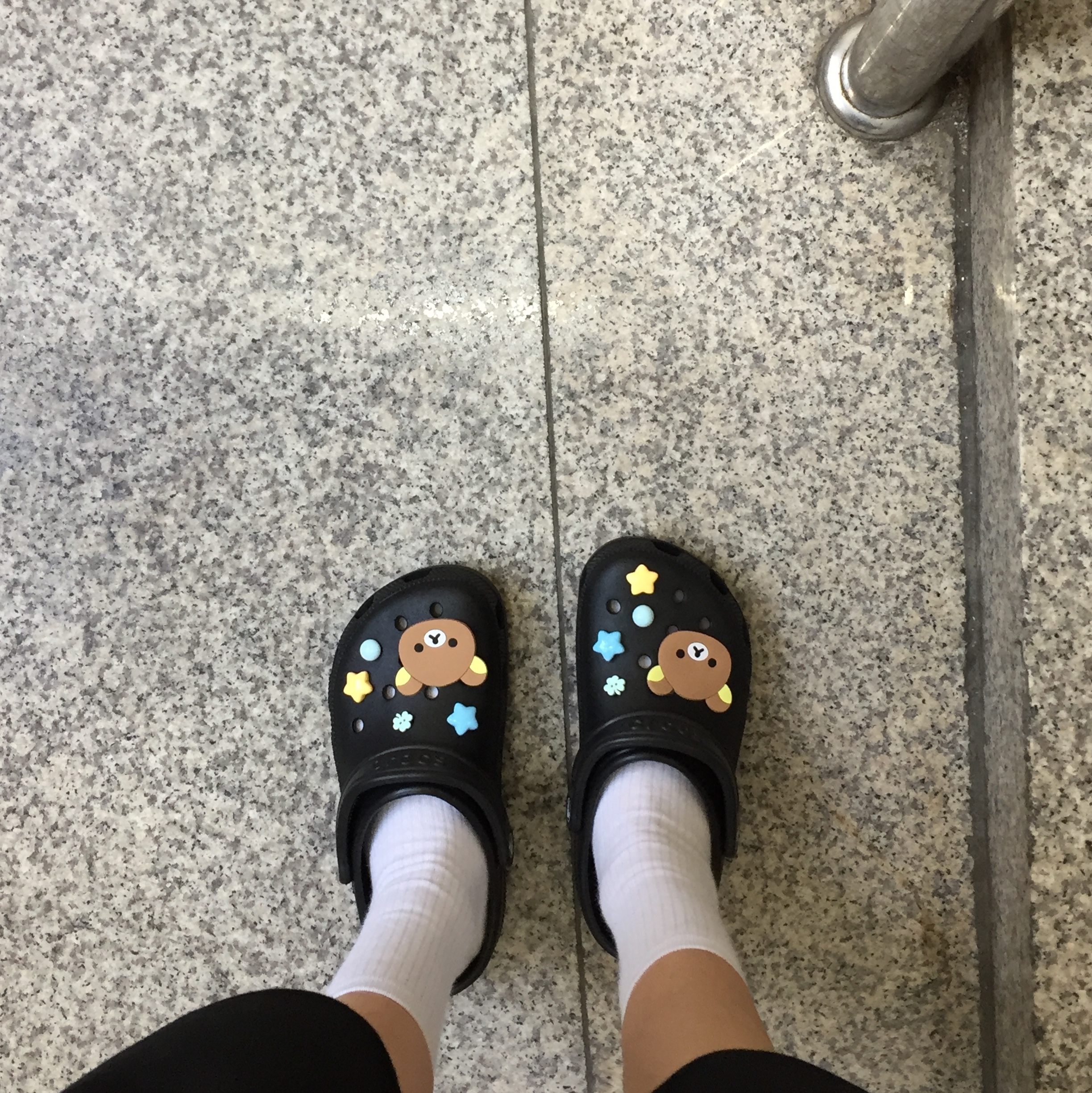 Crocs Classic Clog Black 착용 스타일