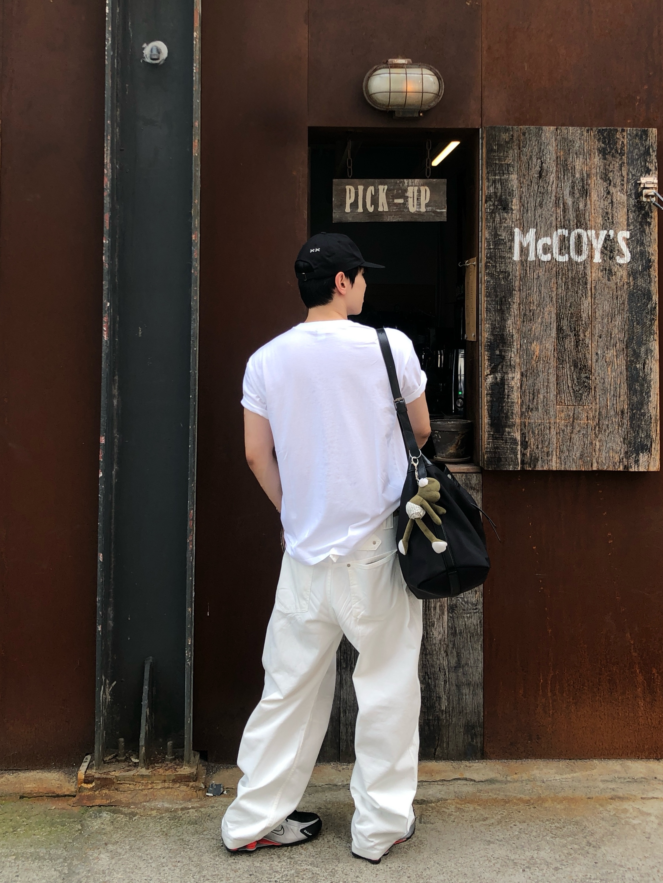 Aoiro 6-Panel Bone A/N Cap Black, Levi's x Oasis Deca Logo T-Shirt White 착용 스타일 - 3