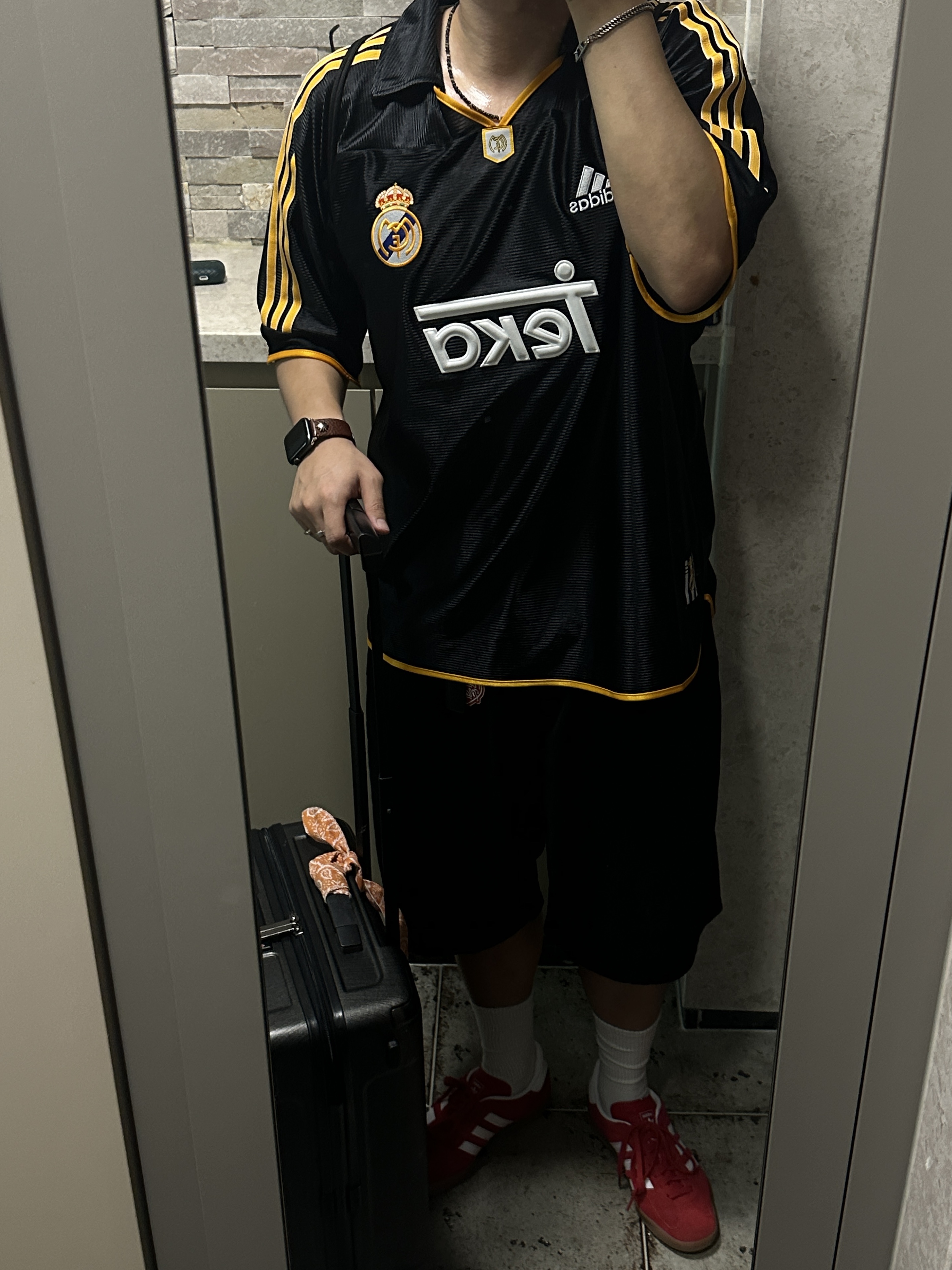 Adidas Real Madrid 99/00 Away Jersey Black - KR Sizing (Non Marking Ver.), Human Made Heart Keyring Red 착용 스타일 - 4