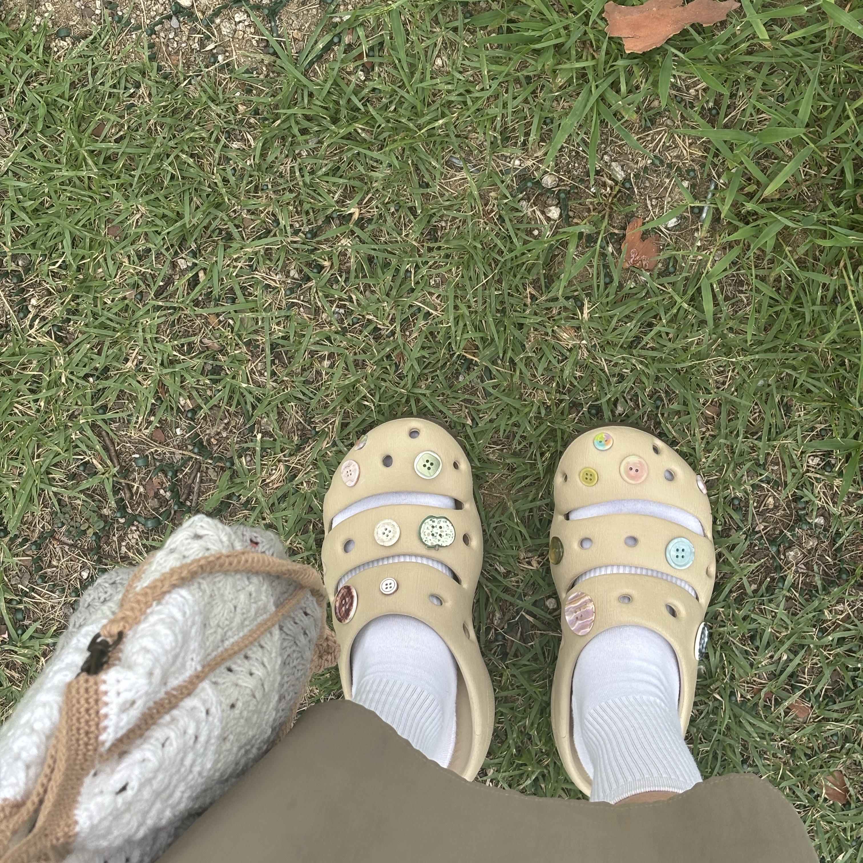 KEEN Women Yogui Safari/Silver Birch 착용 스타일