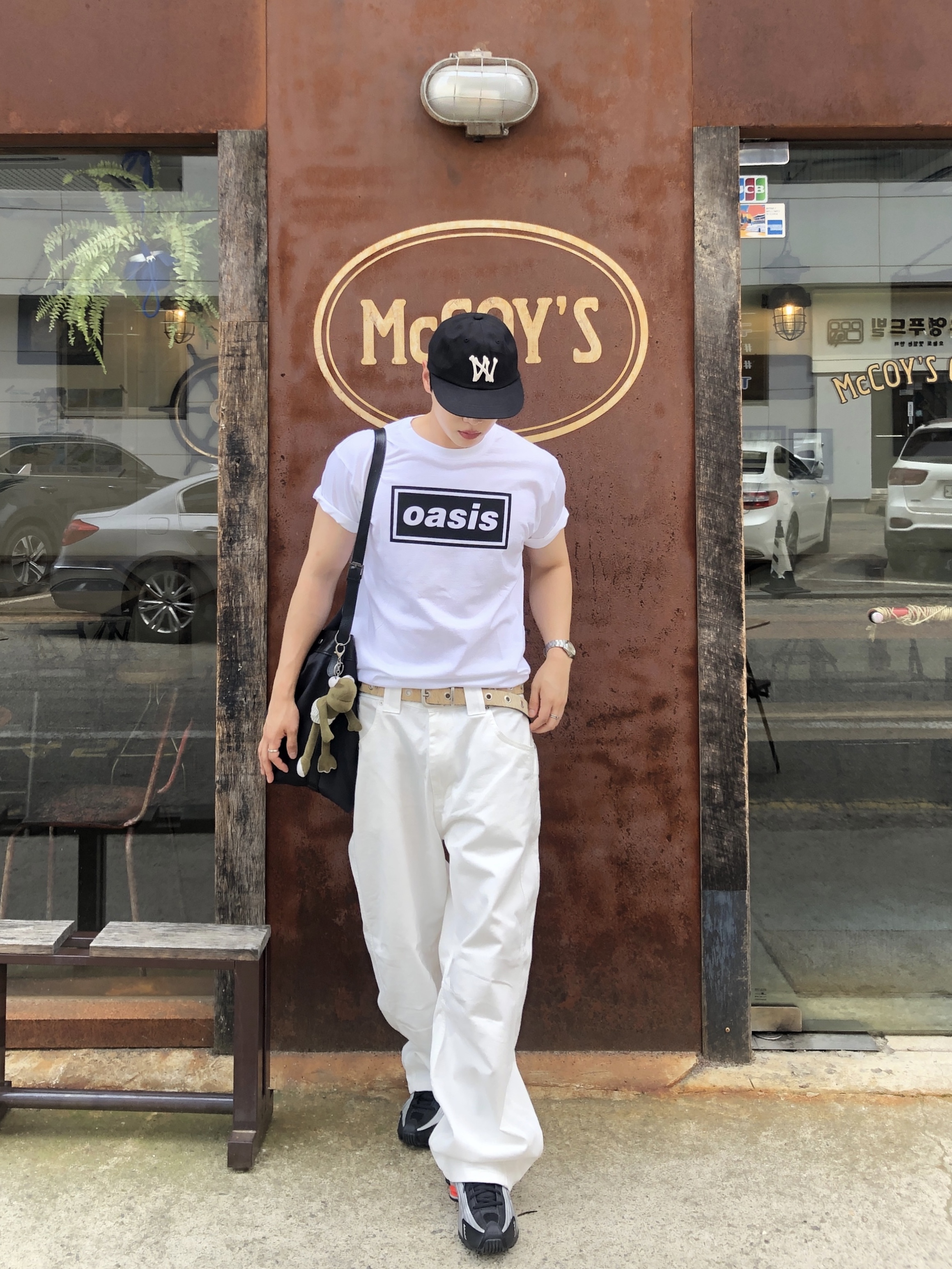 Aoiro 6-Panel Bone A/N Cap Black, Levi's x Oasis Deca Logo T-Shirt White 착용 스타일 - 2