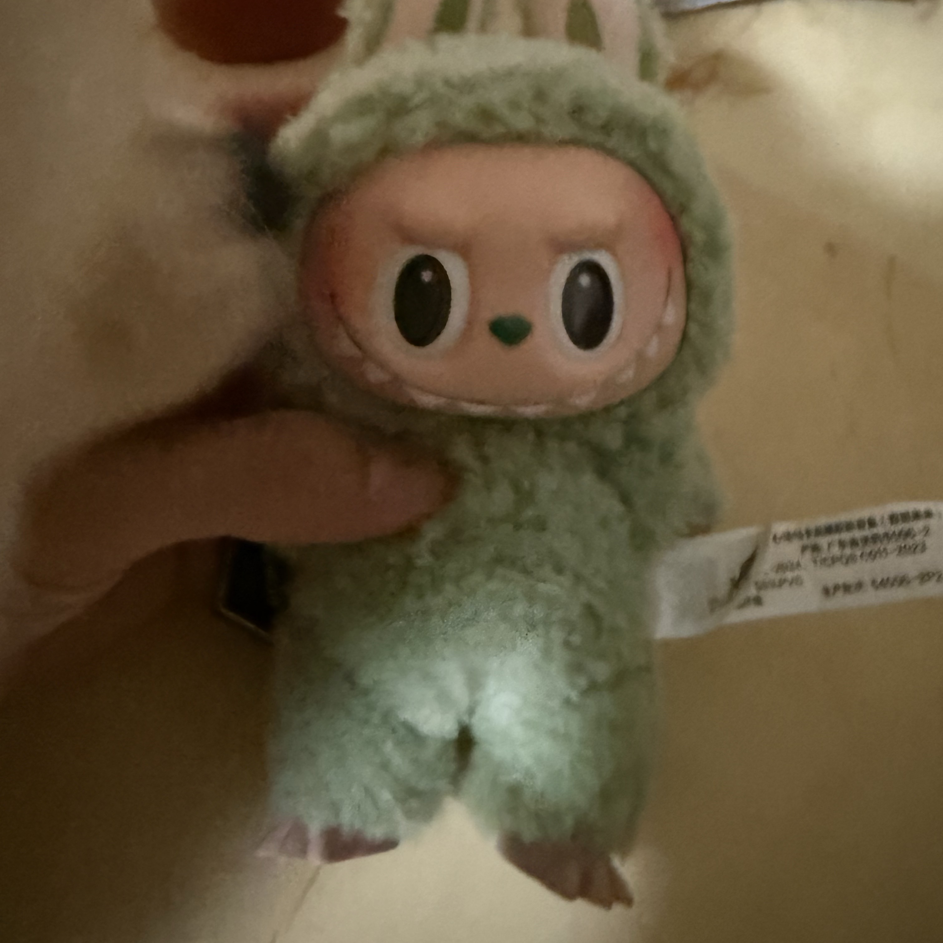 Pop Mart Labubu The Monsters Labubu Tasty Macarons Series Green Grape Keyring 착용 스타일