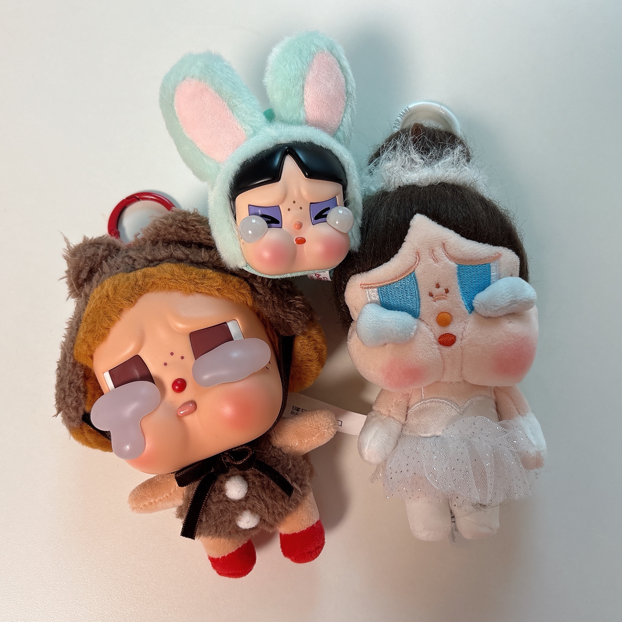 Pop Mart Crybaby Crying Again Series Plush Keyring Love Makes Us Cry (Opened Case), Pop Mart Crybaby Shiny Shiny Series Plush Pedant Blister Pack 착용 스타일