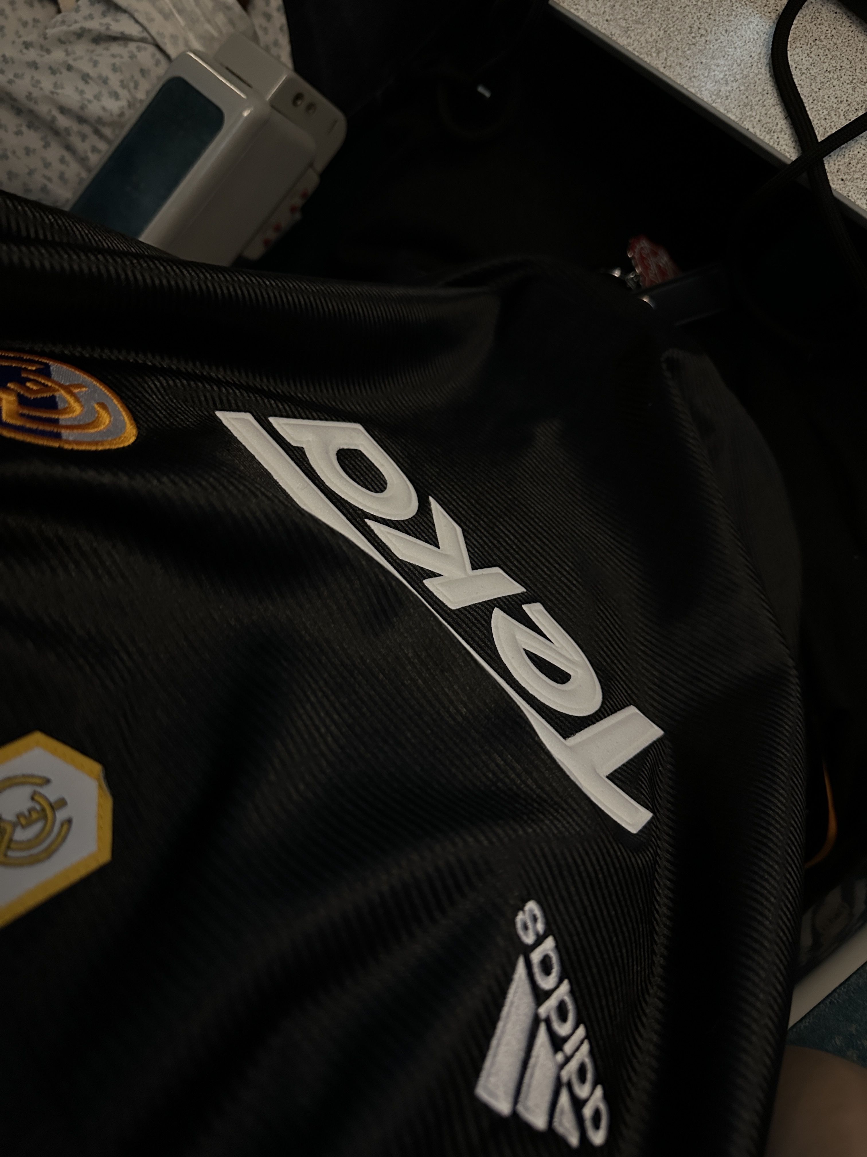 Adidas Real Madrid 99/00 Away Jersey Black - KR Sizing (Non Marking Ver.), Human Made Heart Keyring Red 착용 스타일 - 3