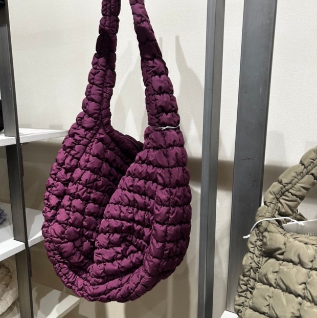 COS Quilted Oversized Shoulder Bag Burgundy 착용 스타일 - 5