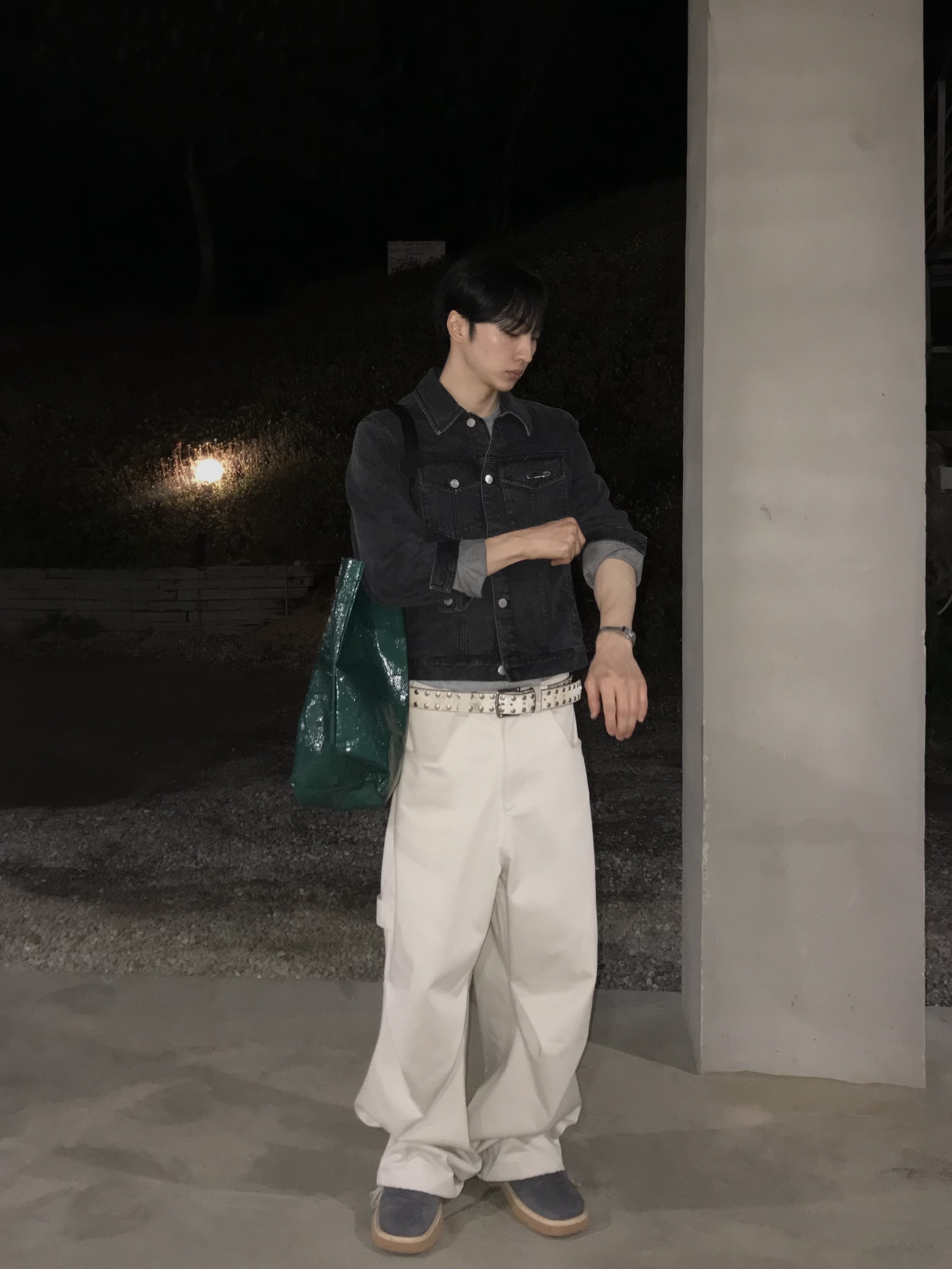 Jacquemus Les Chaussures Carre Derbies Dark Grey, Stussy 8 Ball Studded Belt Raw Cowhide Hair 착용 스타일 - 1