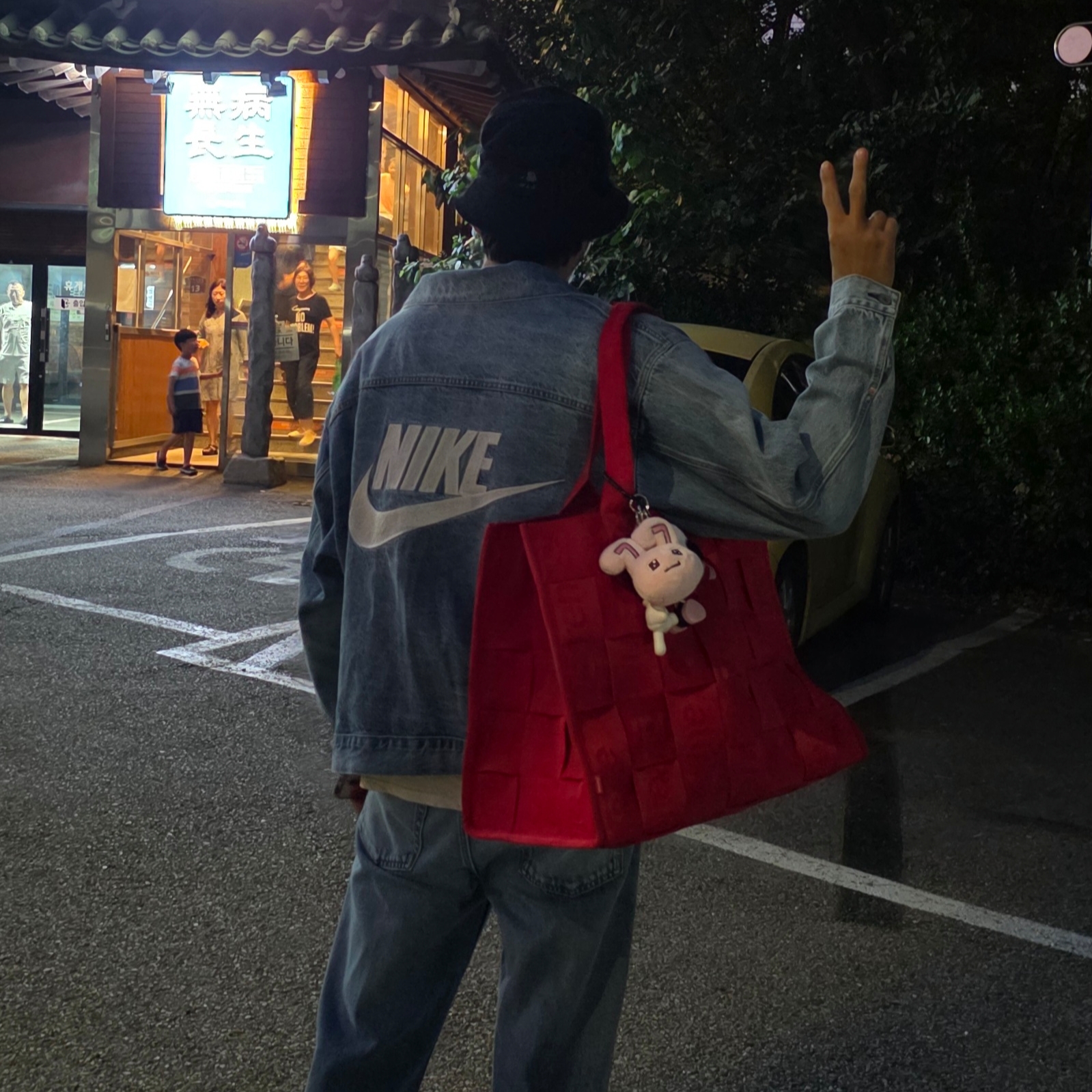 Levi's x Nike Trucker Jacket Light Blue, Supreme Woven Large Tote Red - 23SS 착용 스타일 - 1