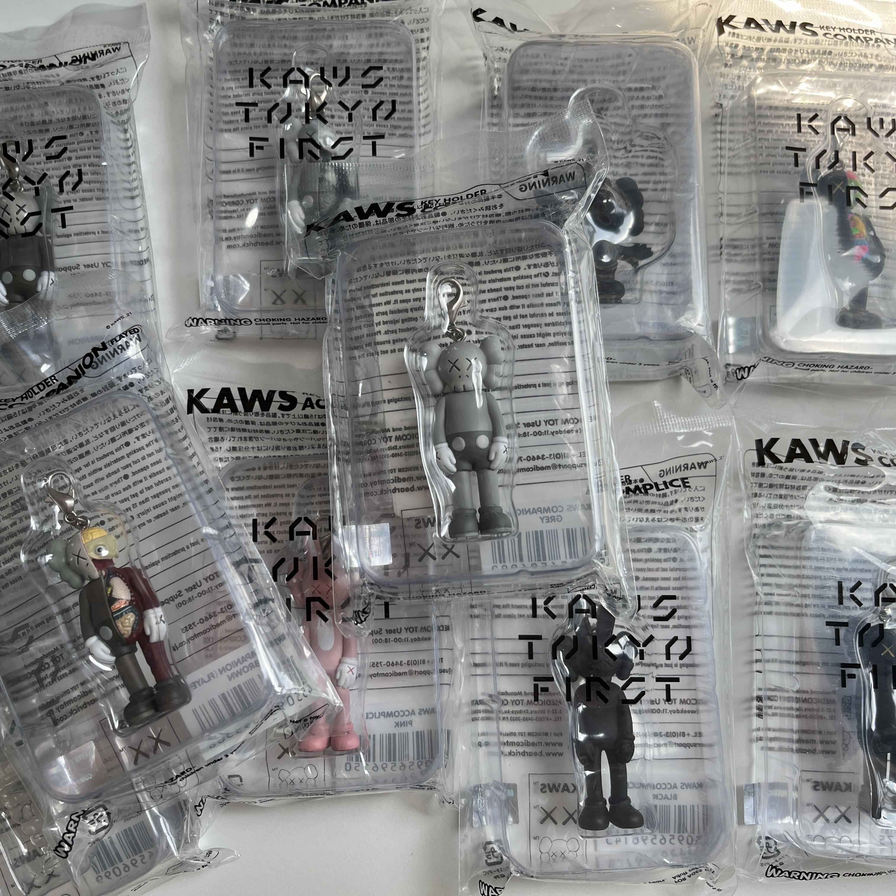 KAWS TOKYO FIRSTキーホルダーチャーム ピンク KAWS TOKYO FIRST 公式