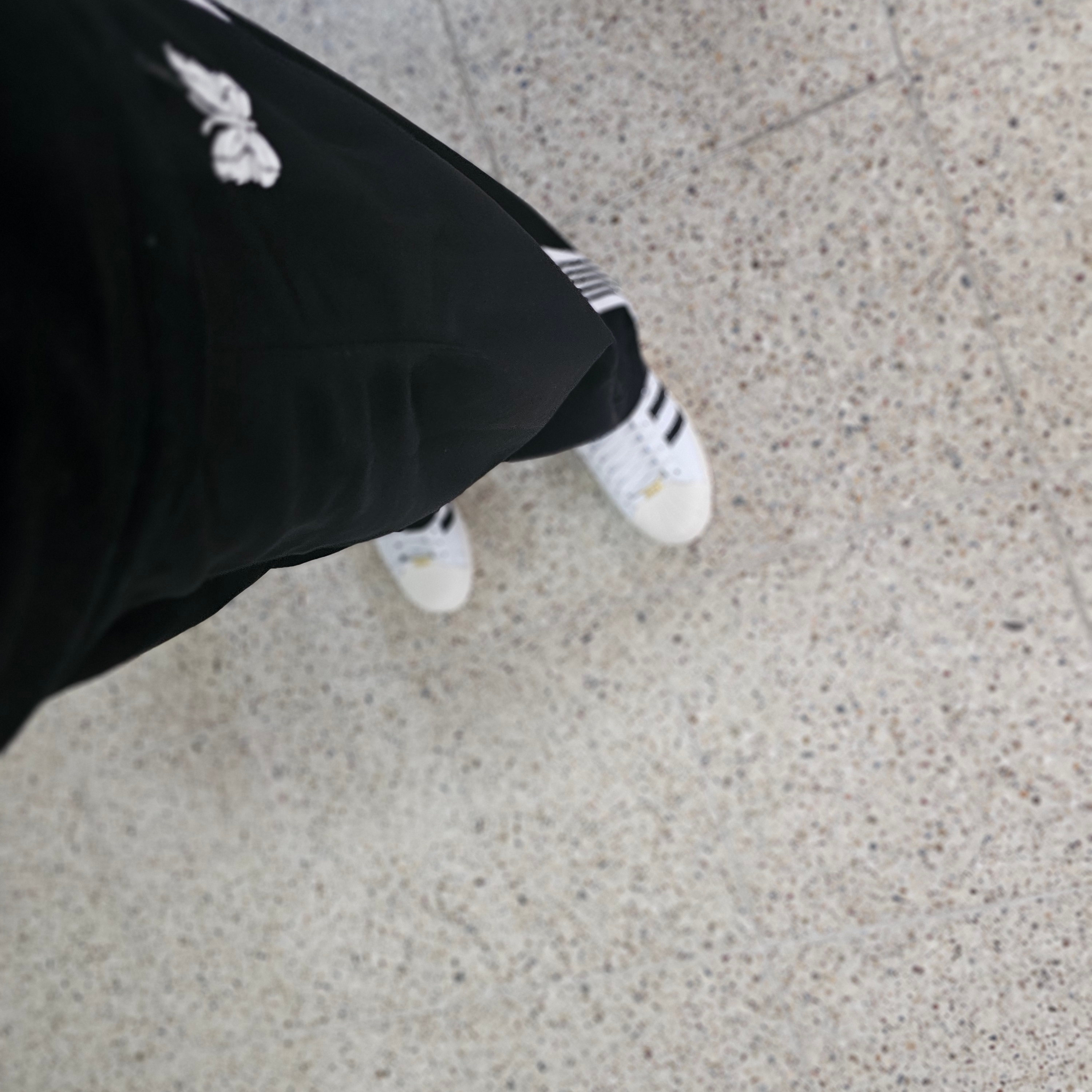 Adidas x BAPE Superstar Vintage Cloud White Core Black 착용 스타일 - 3