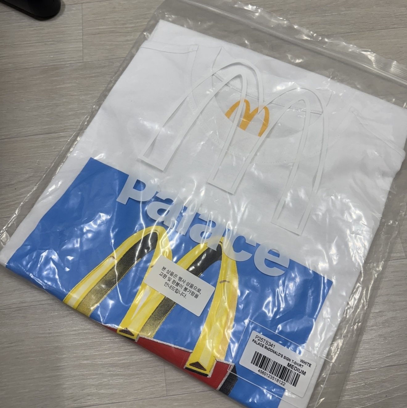 Palace x McDonald's Sign T-Shirt White - 23FW, Palace x McDonald's Logo T-Shirt White - 23FW 착용 스타일 - 1