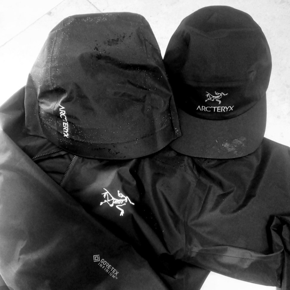 Arc'teryx Beta LT Jacket Black, Arc'teryx Gore 5 Panel Cap Black 착용 스타일 - 8
