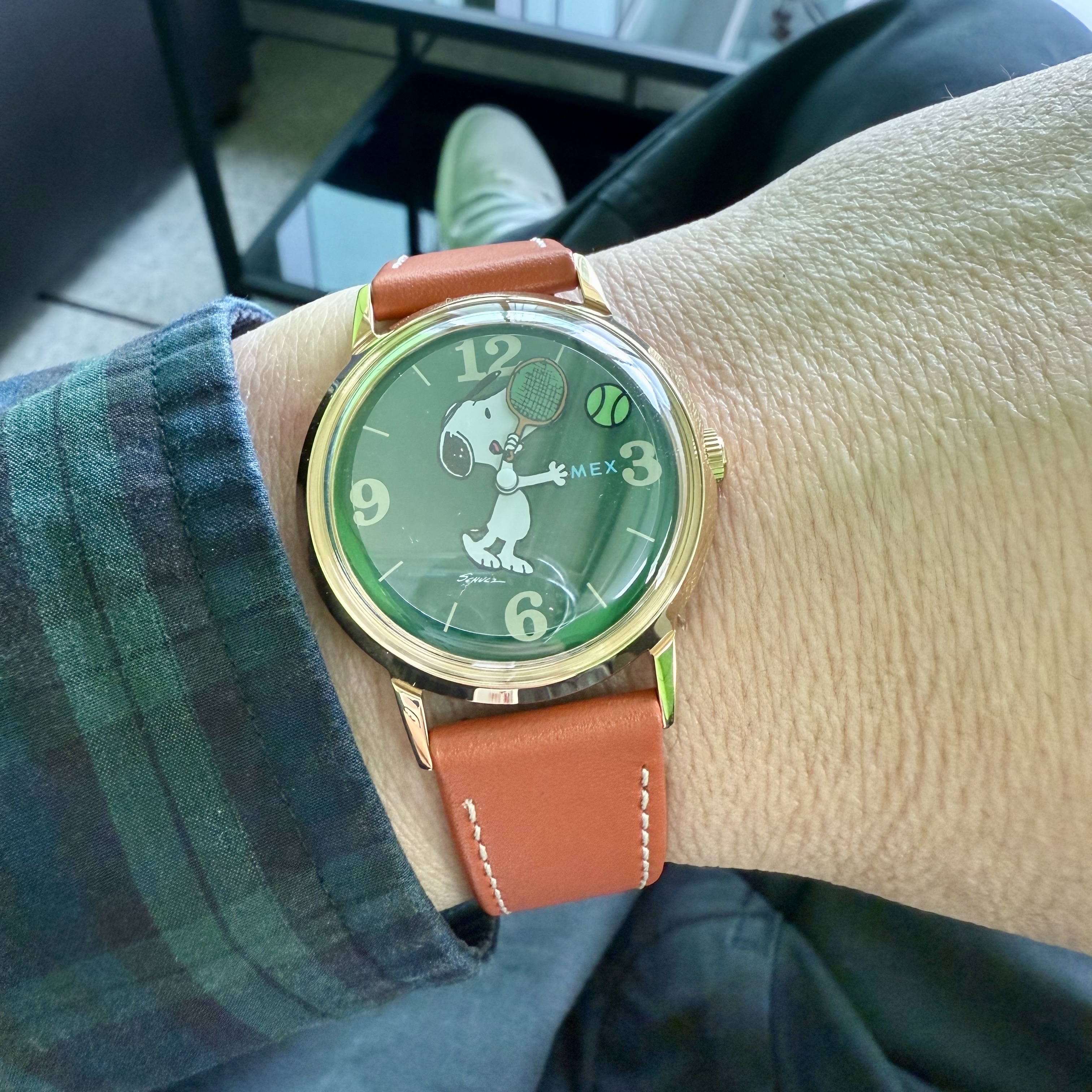 Timex Marlin Hand-Wound x Peanuts Snoopy Tennis 34mm Leather Strap Watch Brown Gold Tone 착용 스타일 - 2