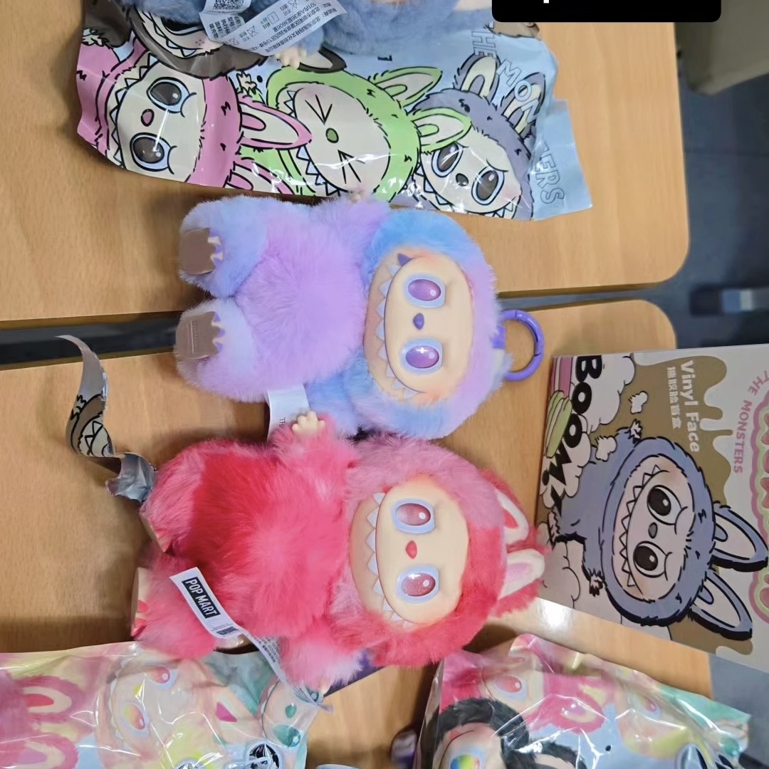 Pop Mart Labubu The Monsters Highlight Series Sealed Case (6 Blind Boxes), Pop Mart The Monsters Labubu Tasty Macarons Series Sealed Case (1 Blind Box) 착용 스타일