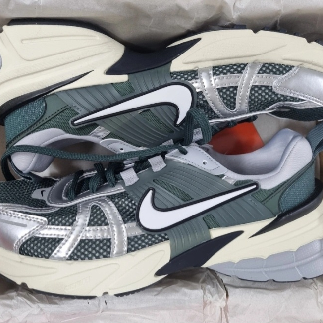 Nike V2K Run Vintage Green Mineral Spruce 착용 스타일 - 2