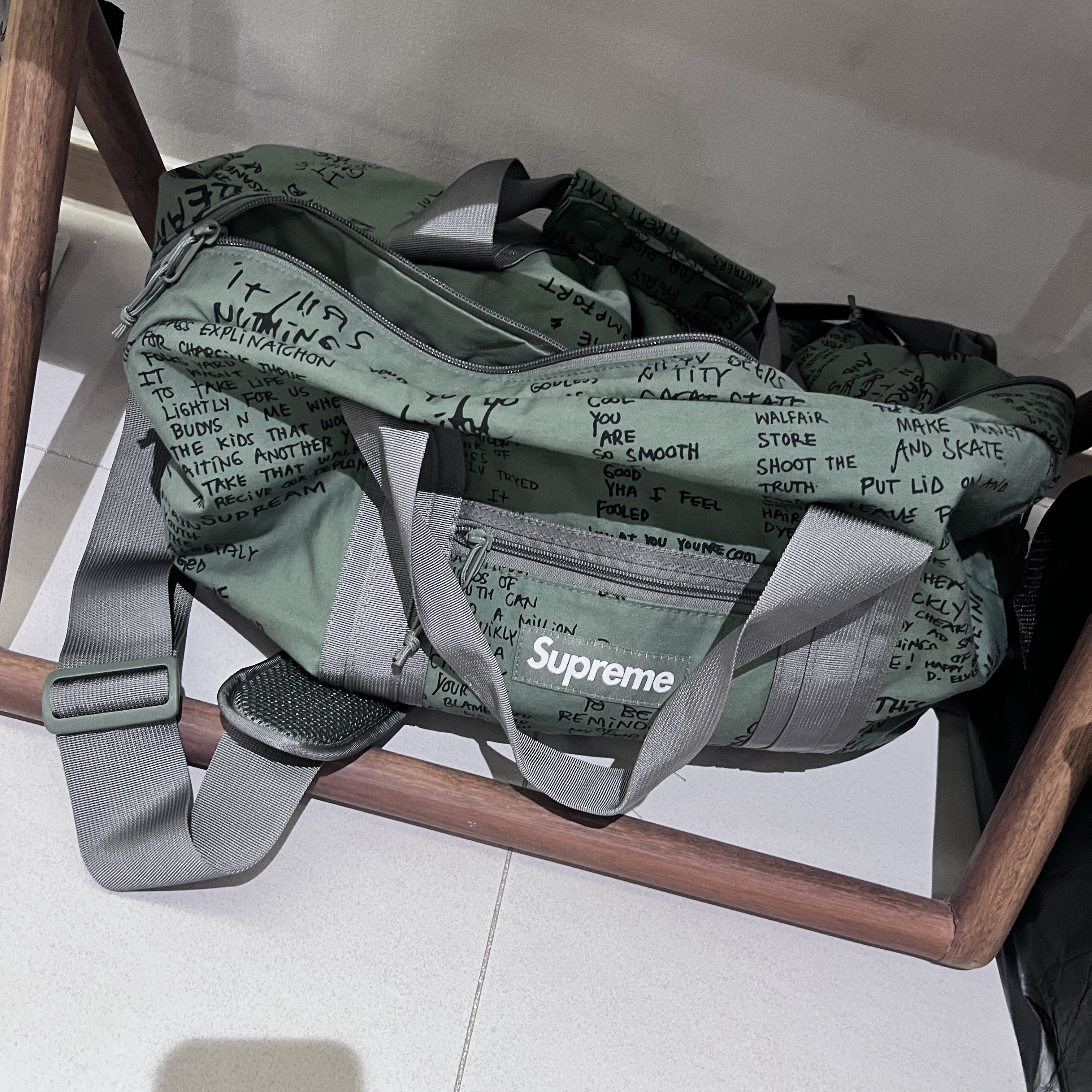 Supreme Field Duffle Bag Olive Gonz - 23SS 착용 스타일