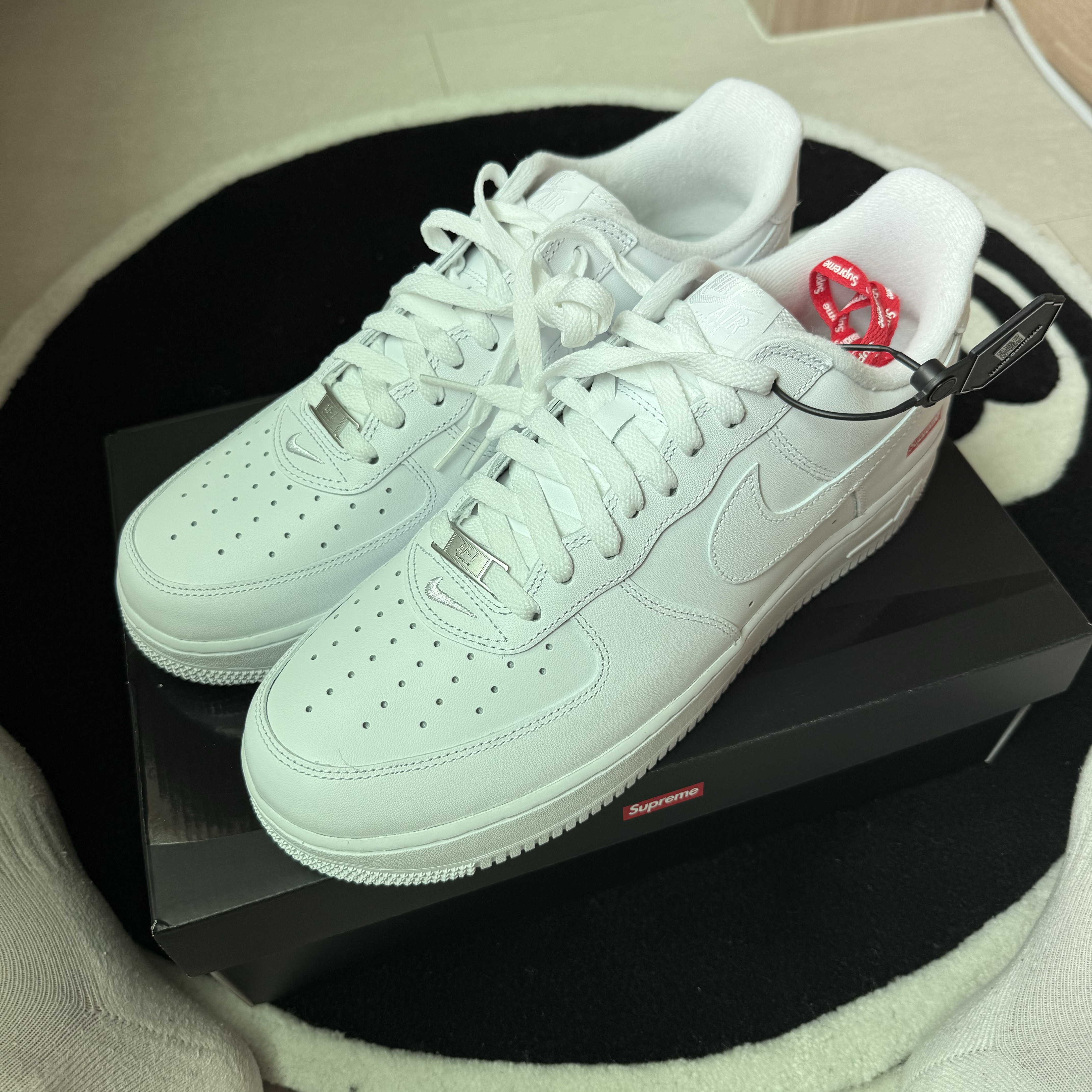 Nike x Supreme Air Force 1 Low White, Stussy 8 Ball Rug Black 착용 스타일