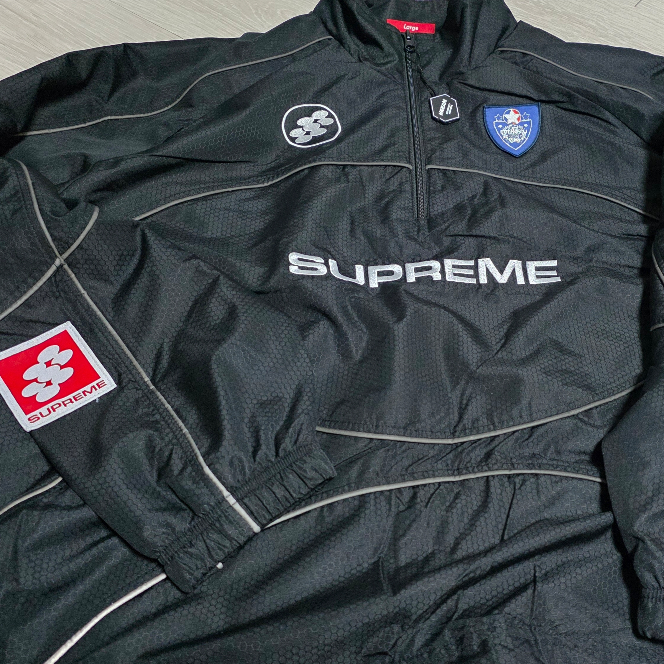 Supreme Reflective Piping Pullover Black - 24FW 착용 스타일 - 1