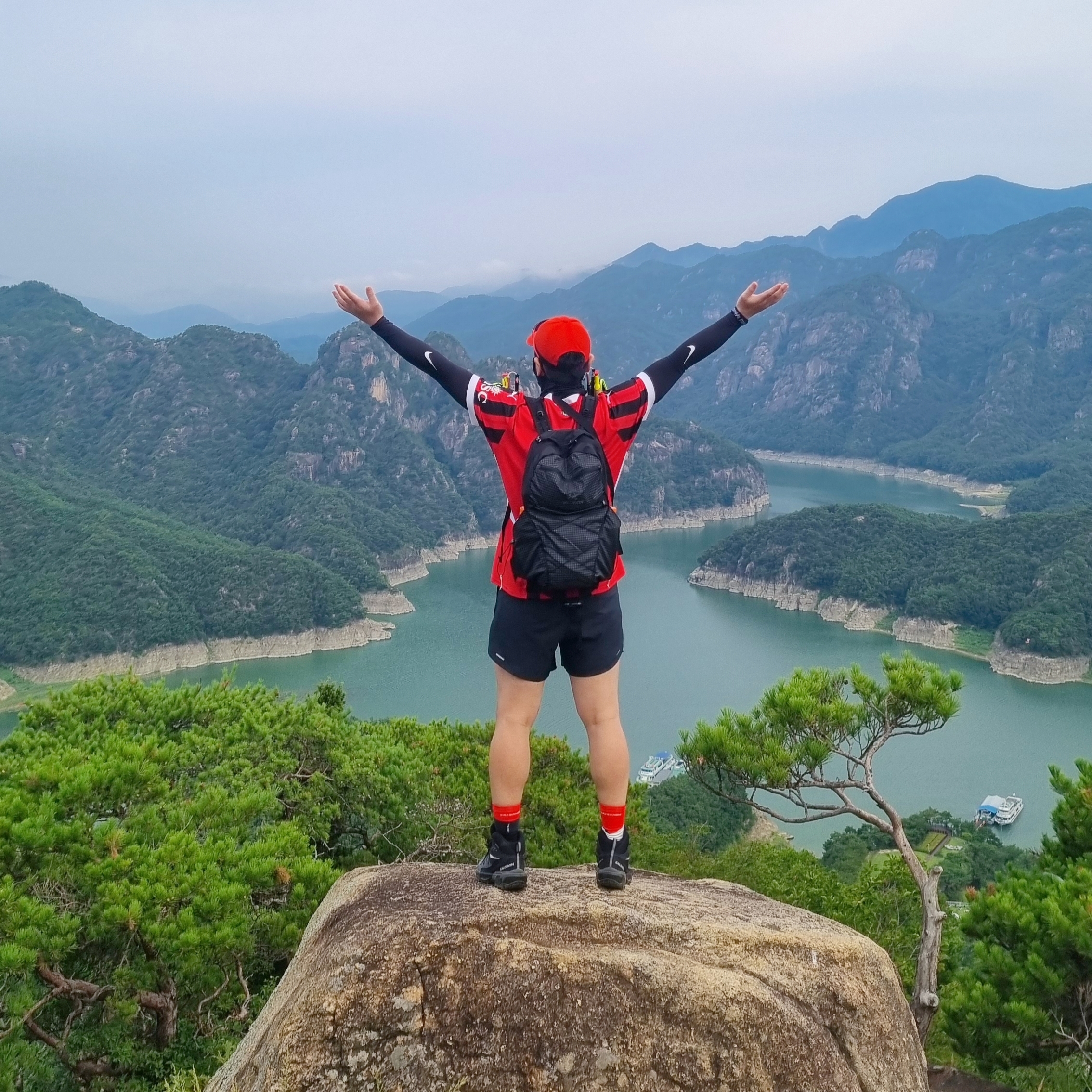 Nike ACG H86 Cap Habanero Red, Salomon X Ultra 360 Mid GTX Black Magnet 착용 스타일 - 2