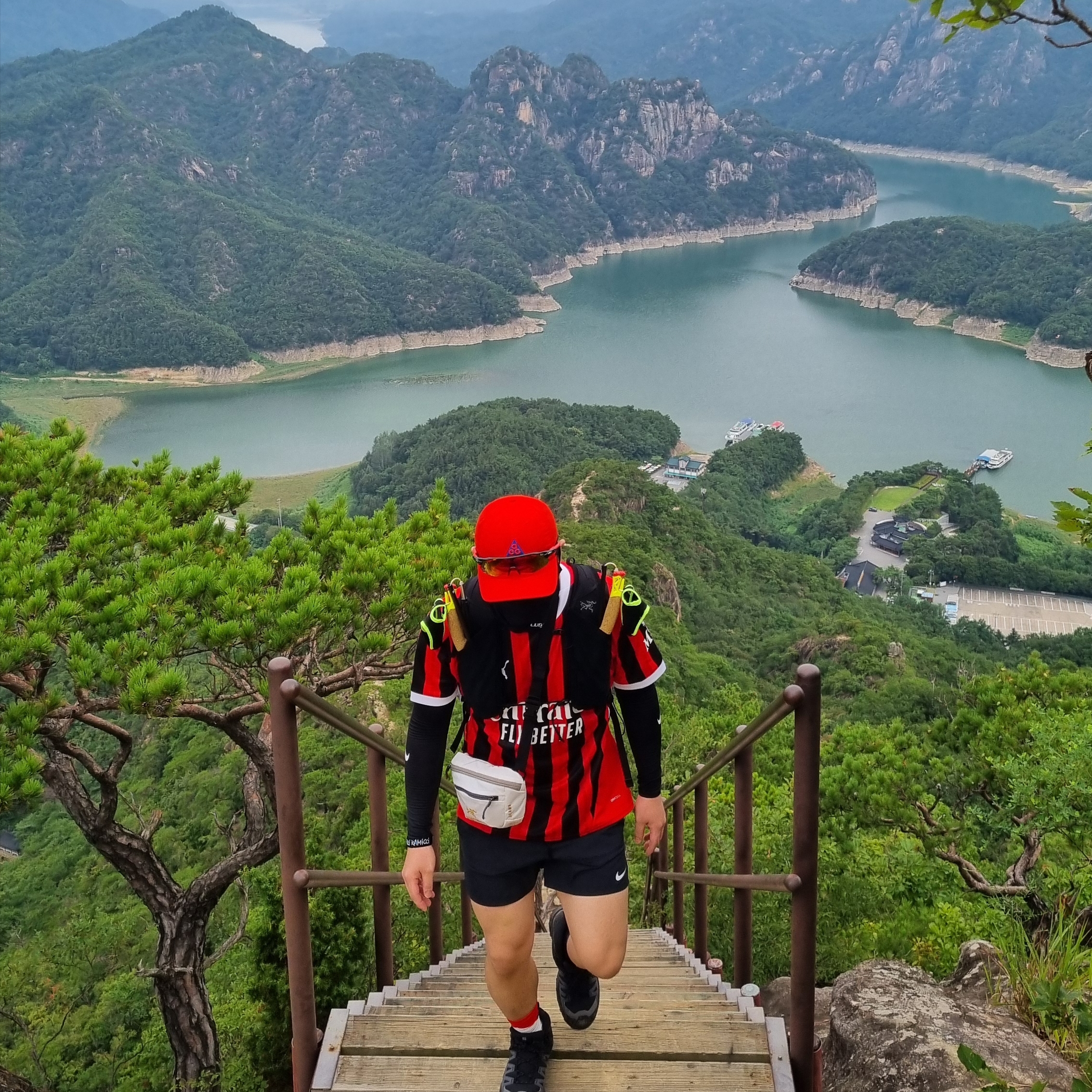 Nike ACG H86 Cap Habanero Red, Salomon X Ultra 360 Mid GTX Black Magnet 착용 스타일 - 1