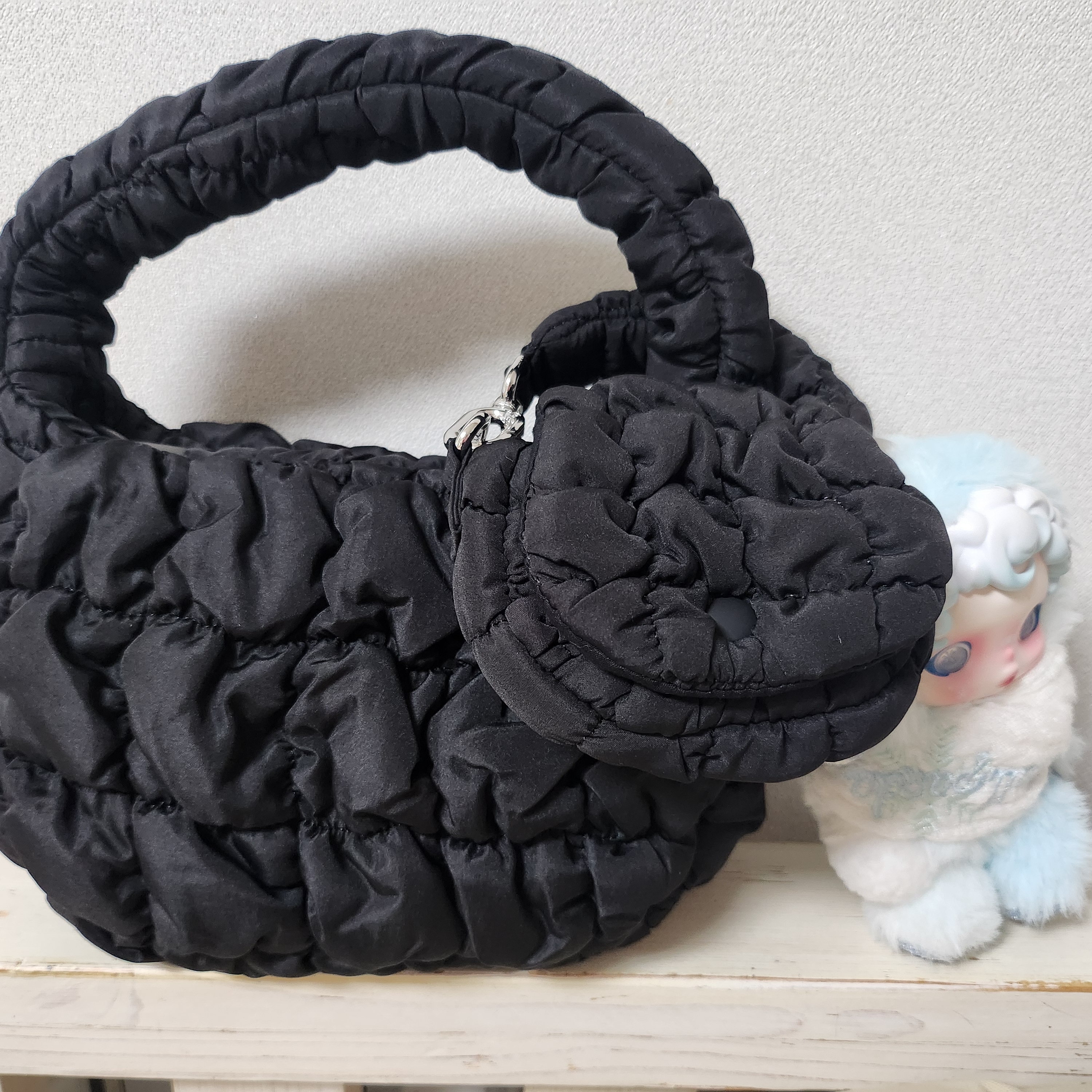 COS Quilted Nano Bag Black 착용 스타일 - 3