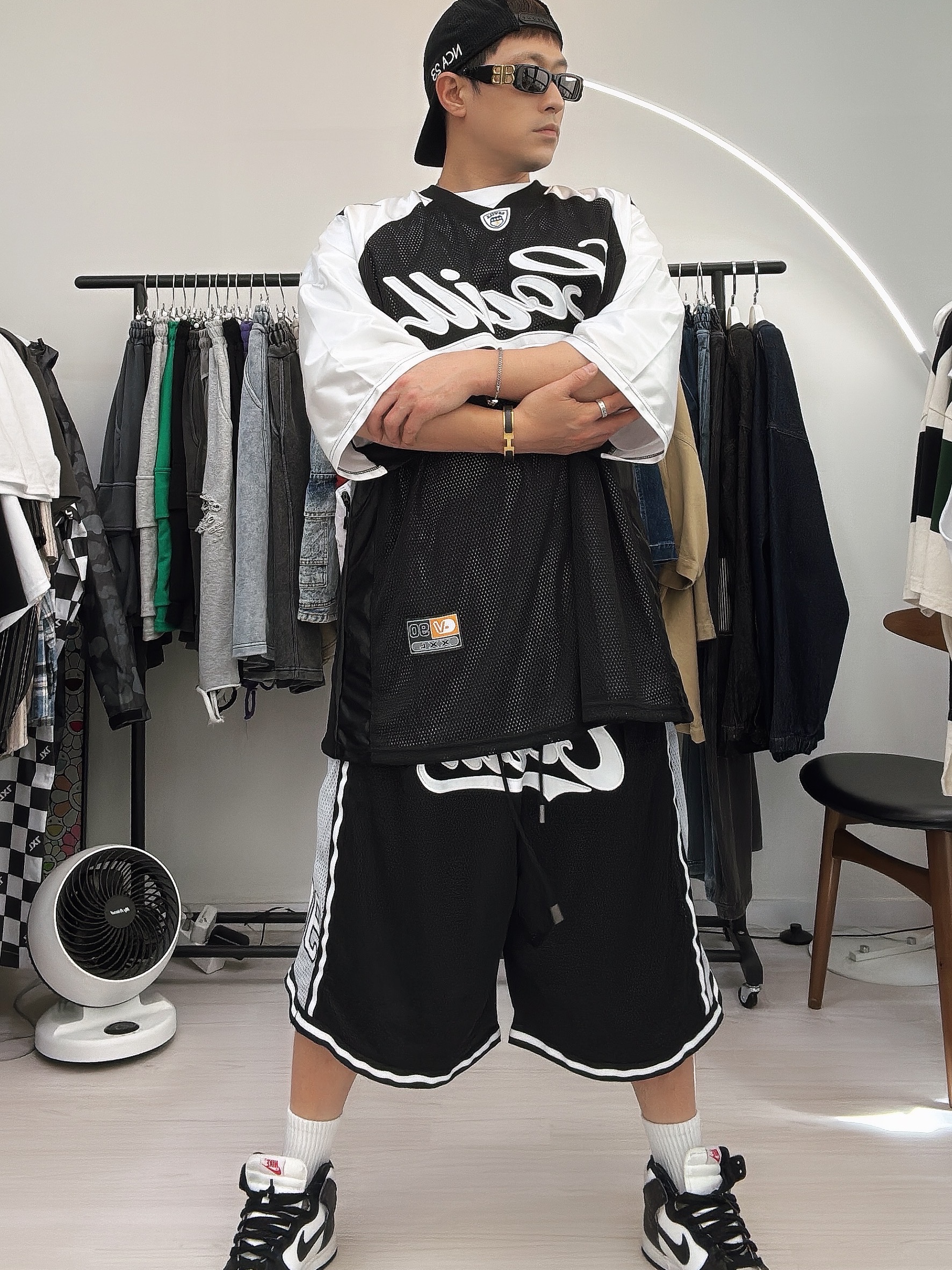 Jordan x Nina Chanel Abney Club Cap Black, (W) Balenciaga Dynasty Rectangle Sunglasses Black 착용 스타일 - 4