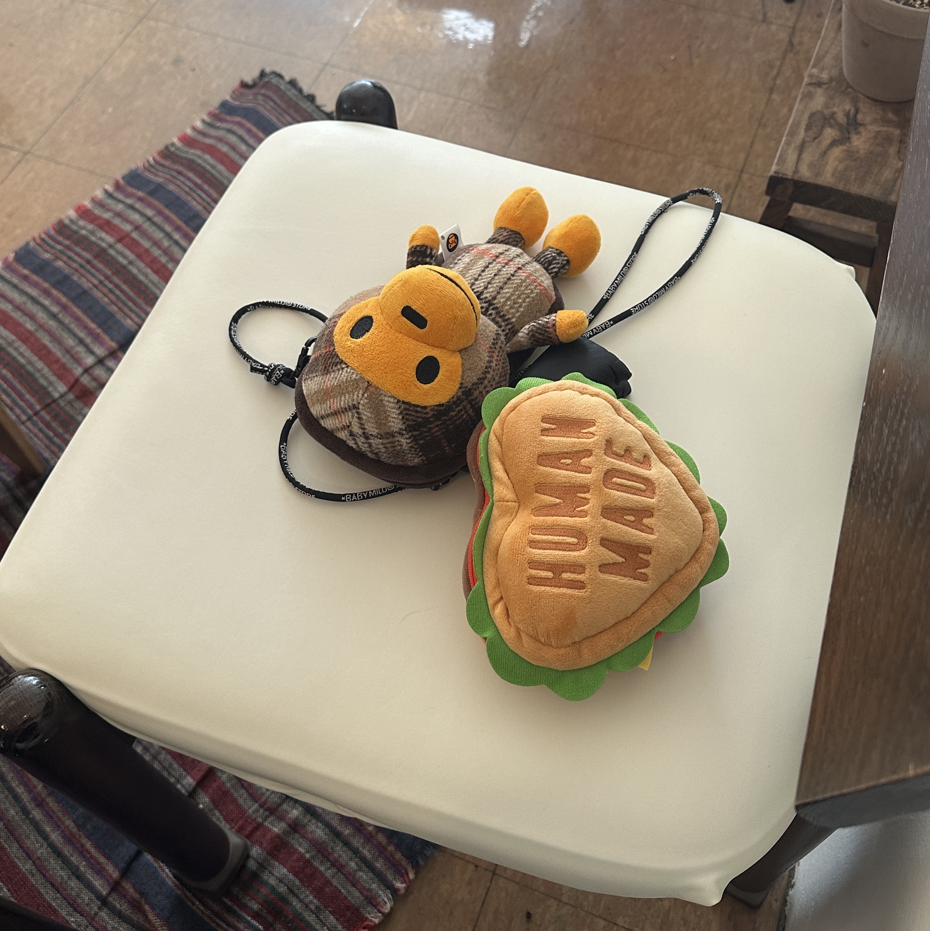 Human Made x Shake Shack Burger Pass Case Beige, BAPE Baby Milo Mobile Bag Brown 착용 스타일