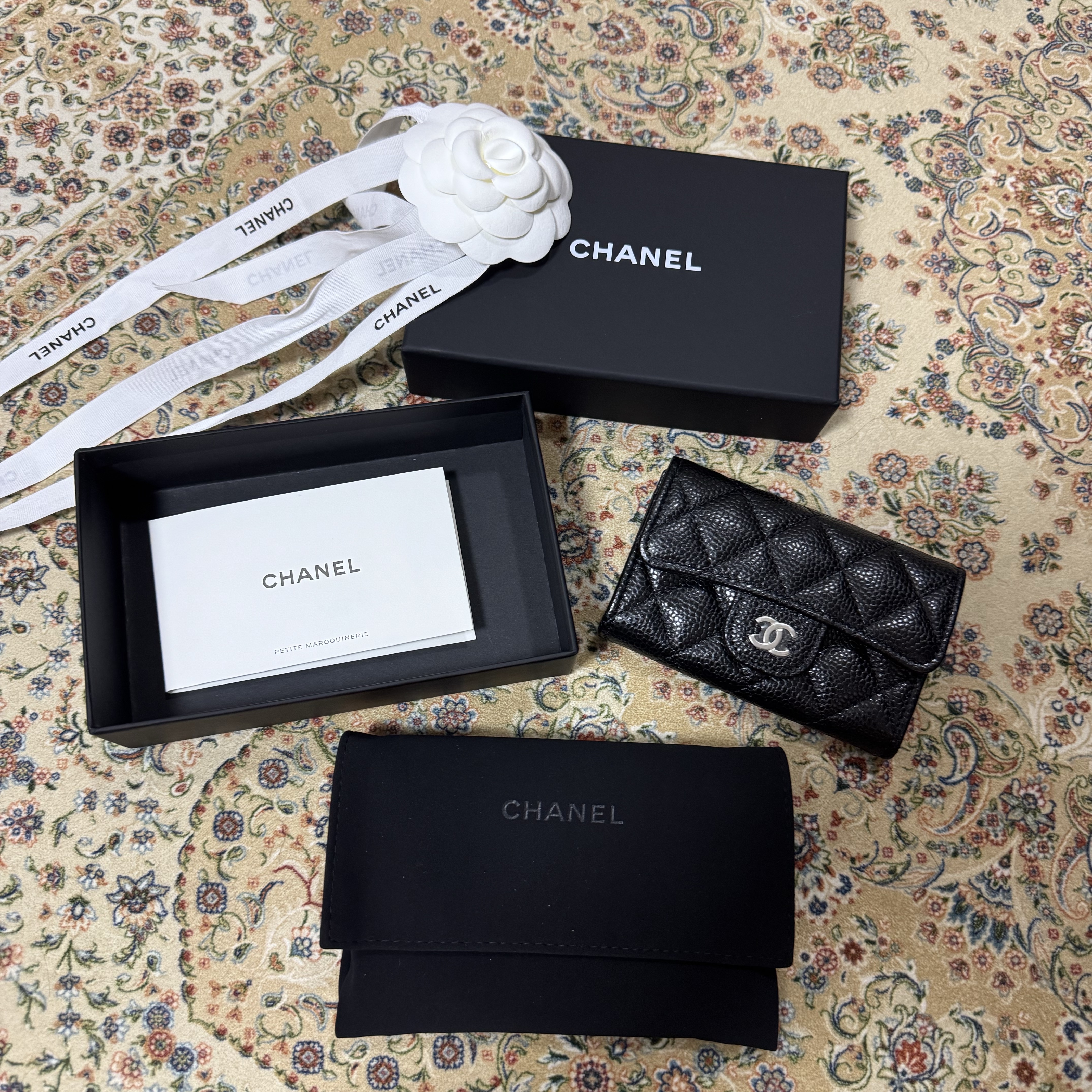 Chanel Classic Card Holder Grained Calfskin & Silver Black 착용 스타일