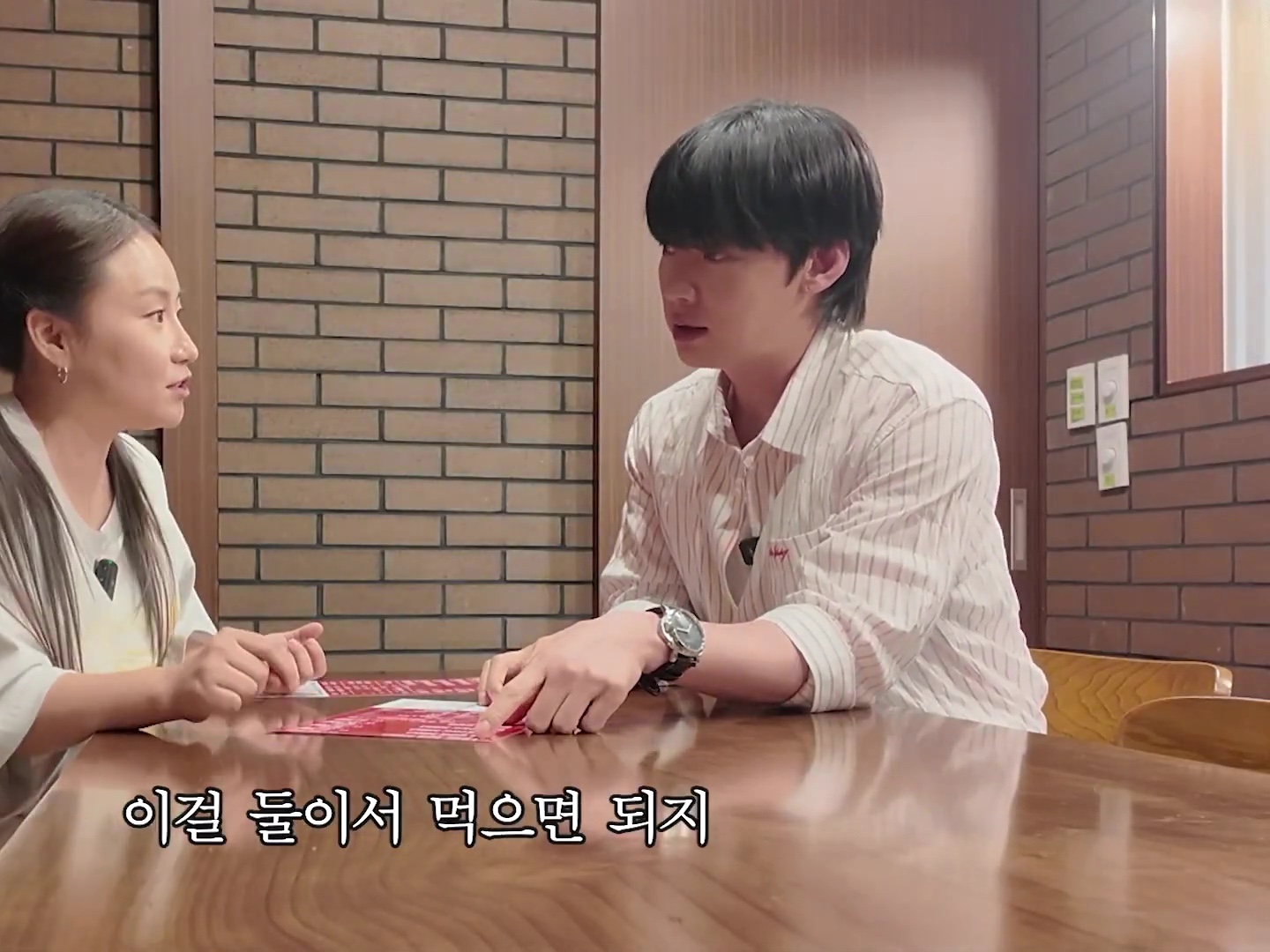 STU Embroidery Stripe Shirt Red 착용 스타일 - 4