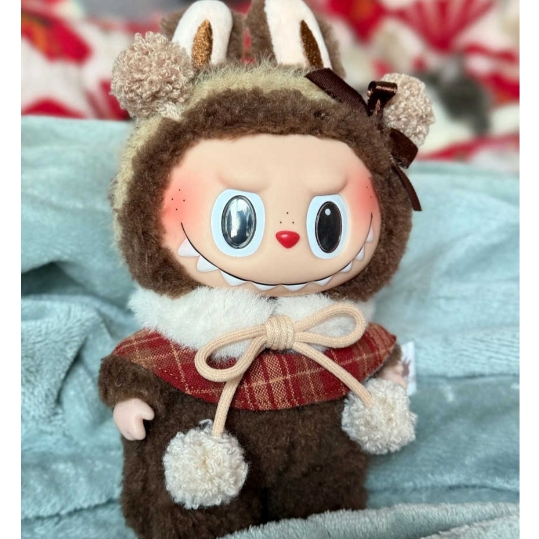Pop Mart Labubu The Monsters Labubu Tasty Macarons Series Chestnut Cocoa Keyring (Opened Case) 착용 스타일 - 3