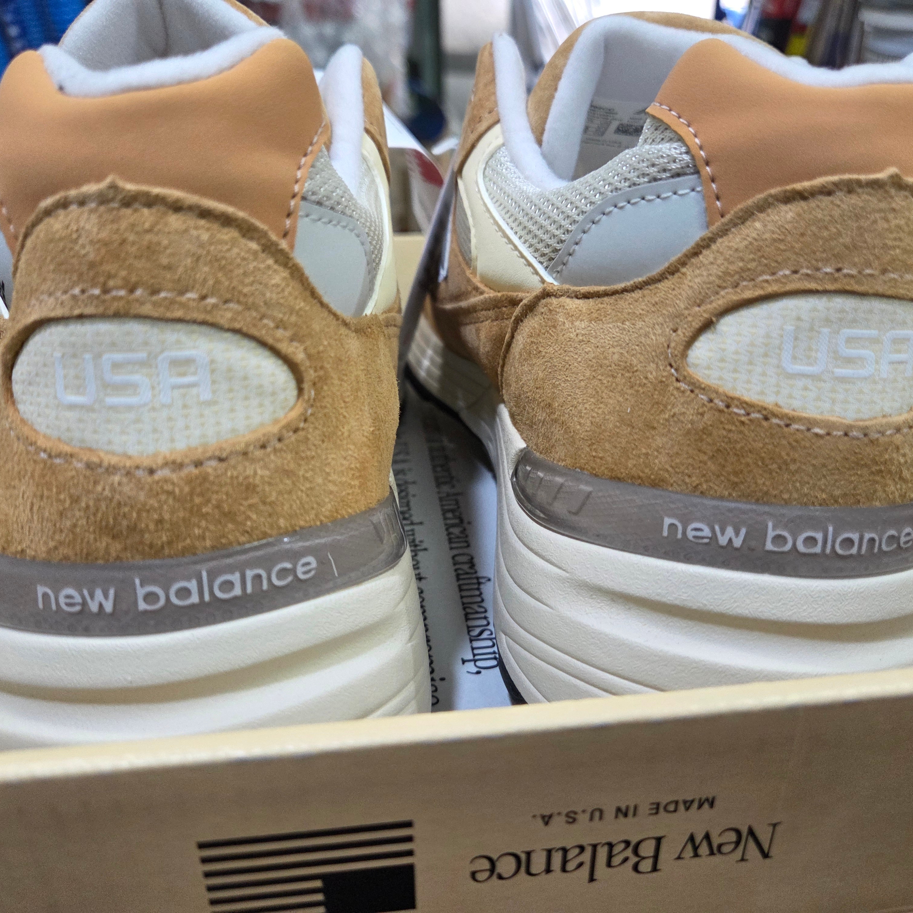 New Balance 992 Made in USA Sweet Caramel Calcium 착용 스타일 - 2
