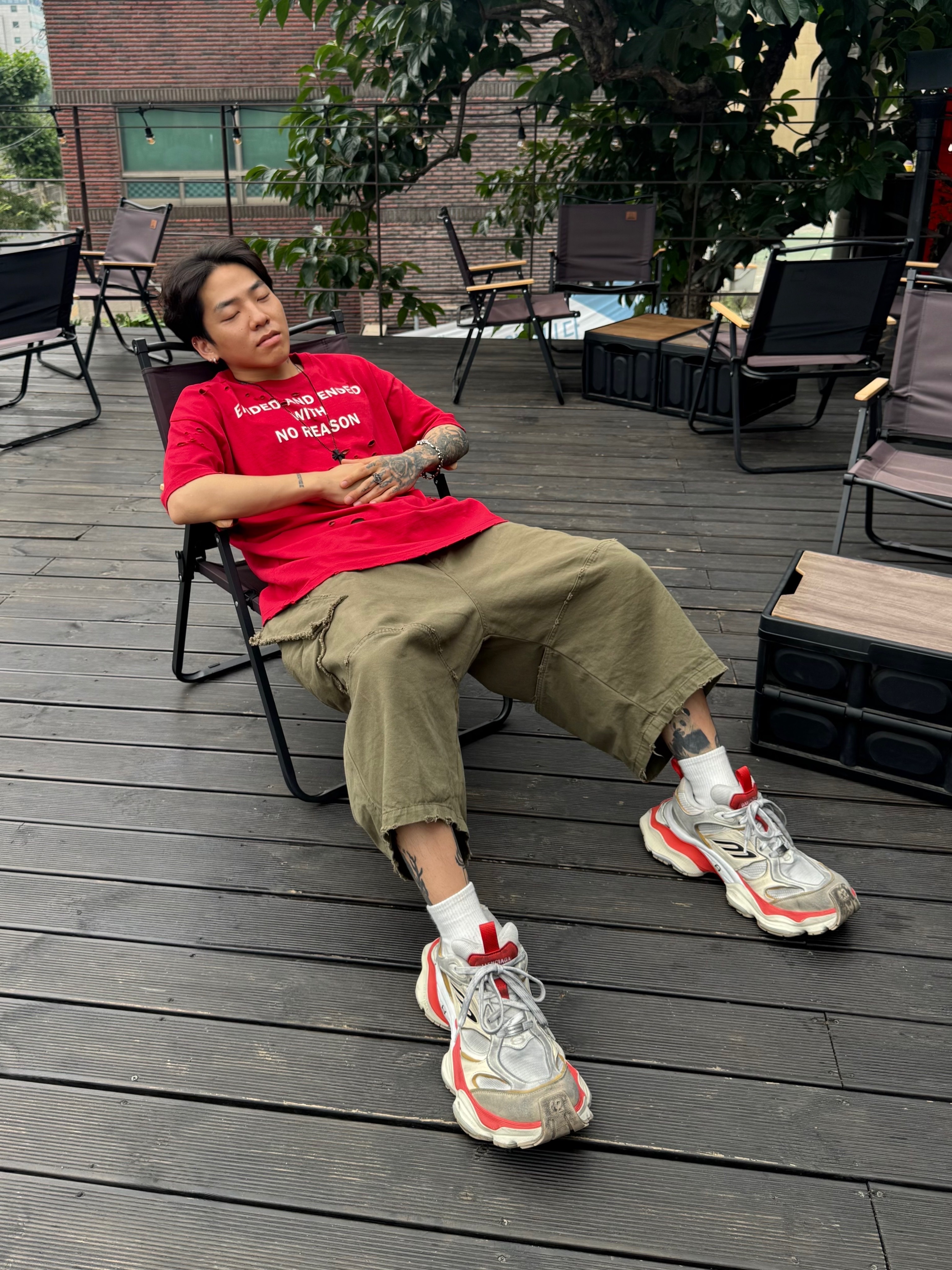 ROARINGRAD Damage Lettering T-shirt Red, Balenciaga Cargo Sneakers Beige Grey Red 착용 스타일 - 2
