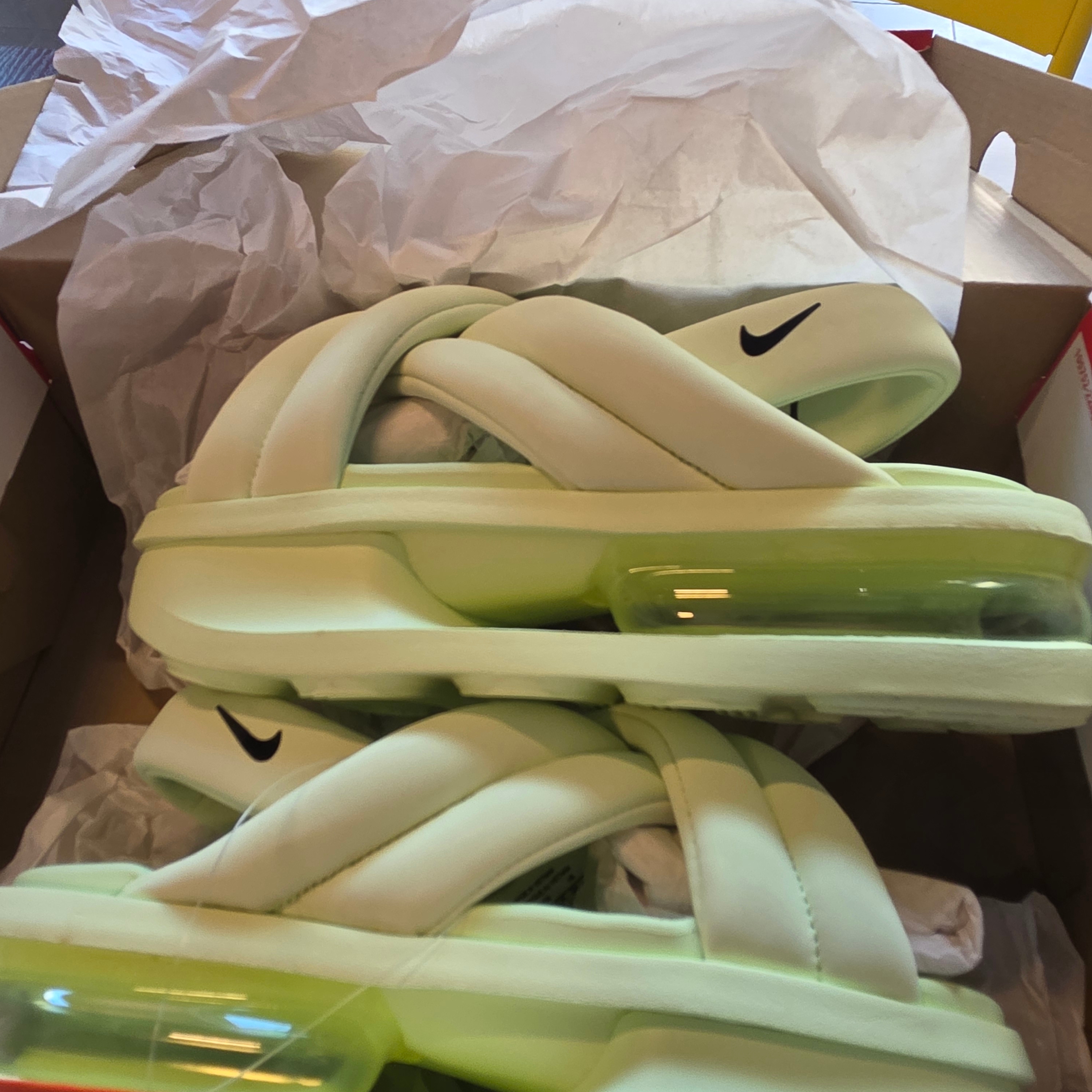 (W) Nike Air Max Isla Sandal Barely Volt 착용 스타일