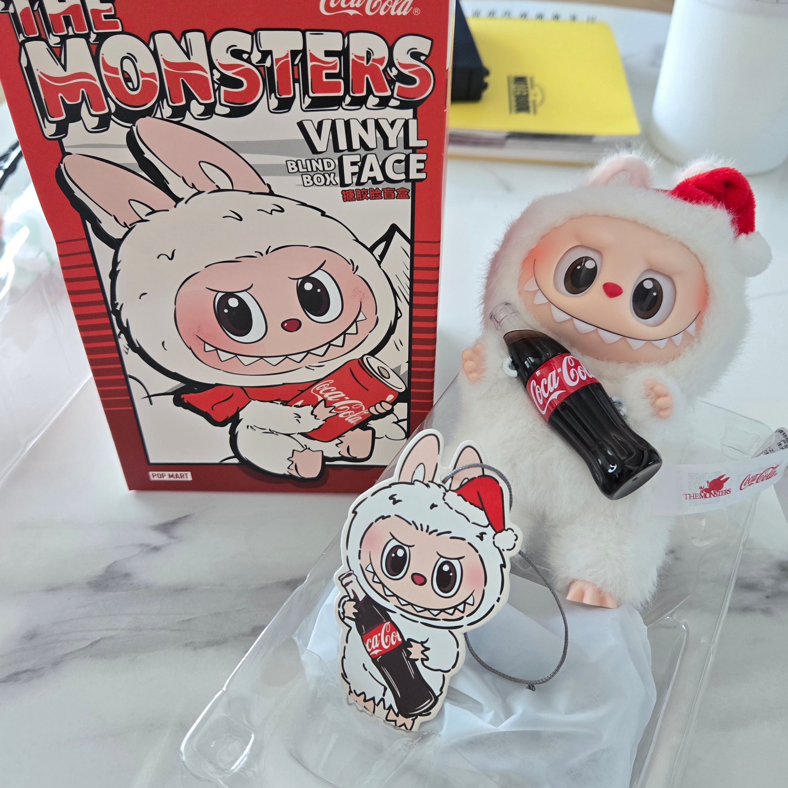 Pop Mart Labubu Coca Cola Series Surprise Shake Keyring (Opened Case) 착용 스타일