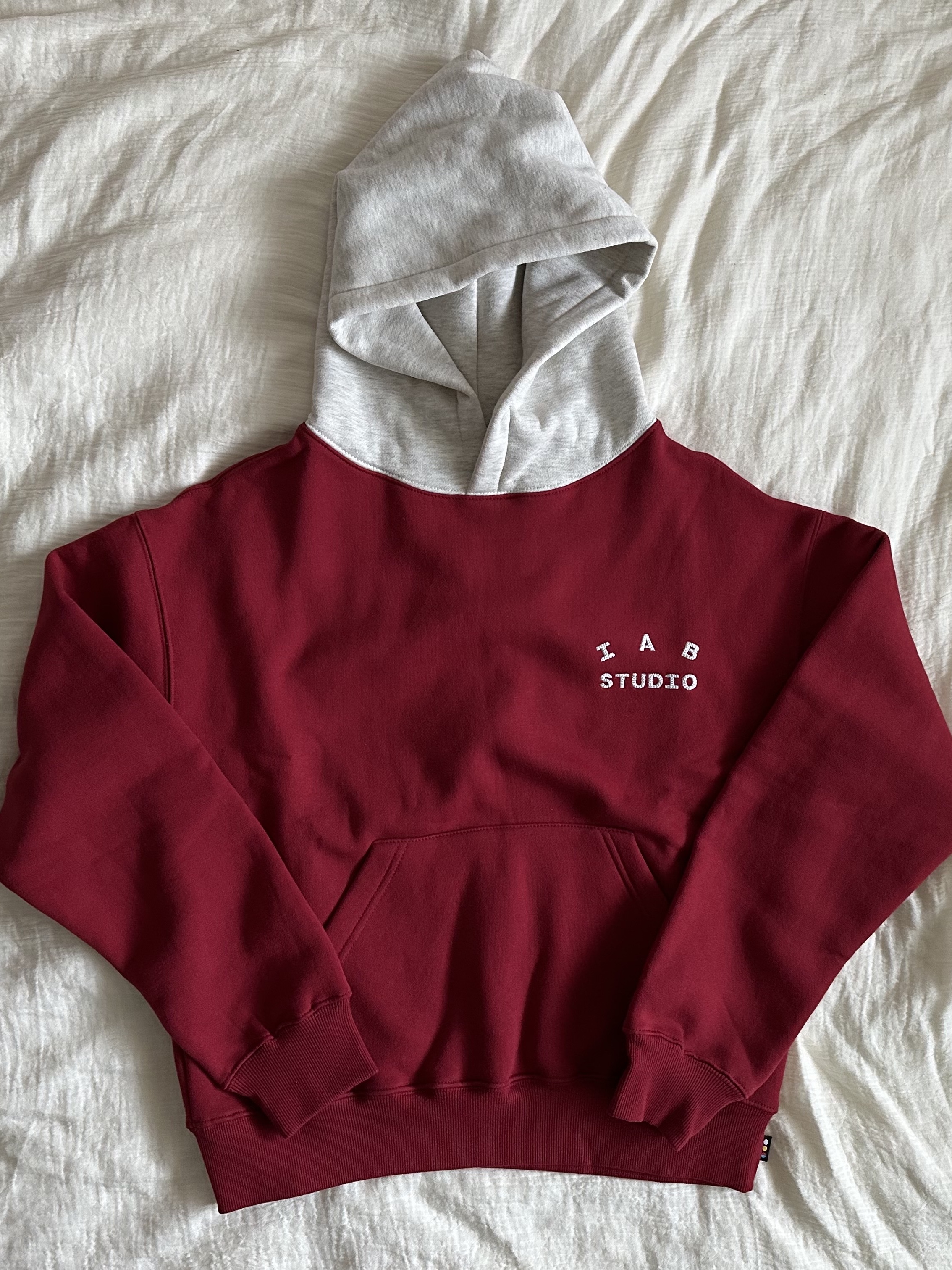IAB Studio 24 Christmas Hoodie Burgundy Oatmeal 착용 스타일 - 1