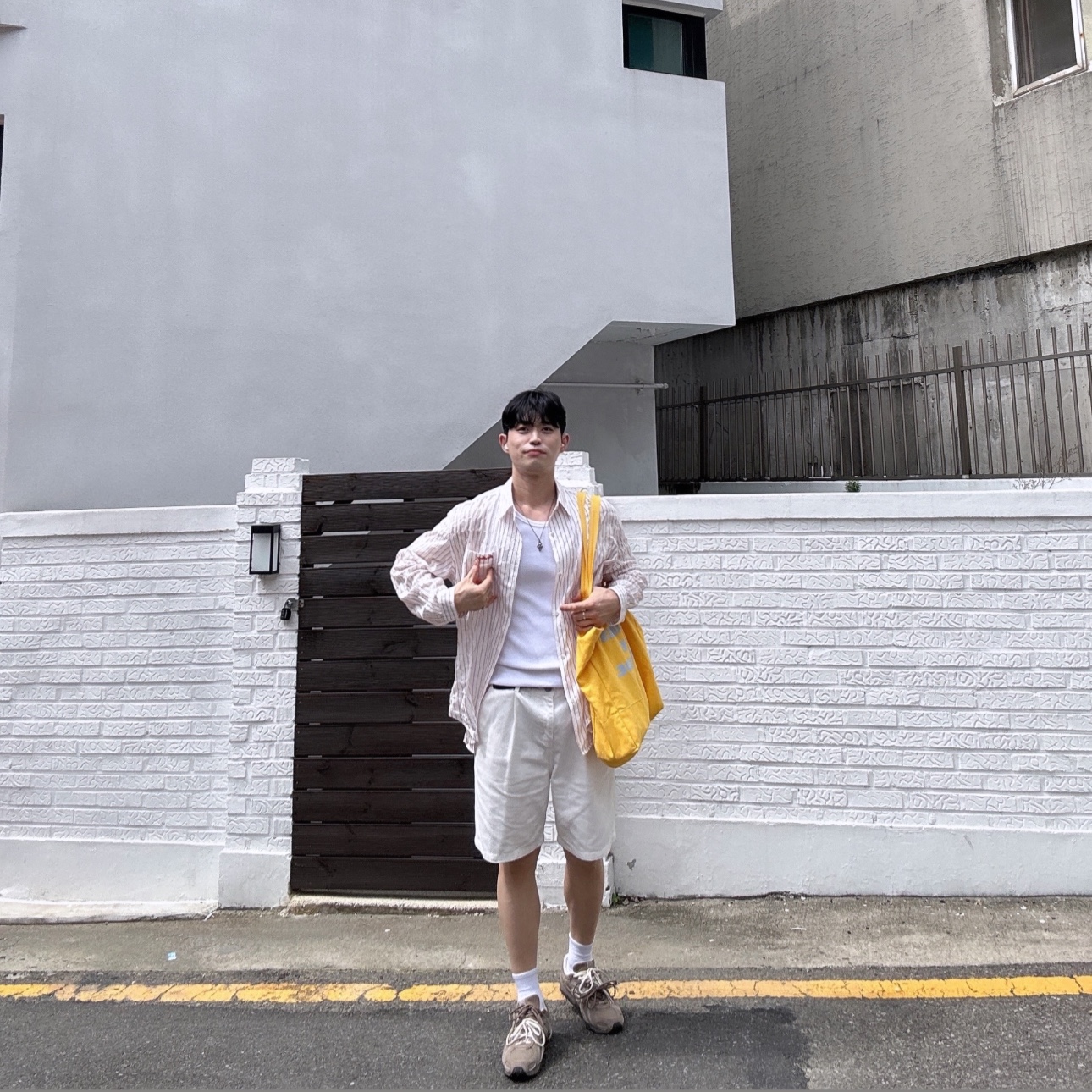 STU Embroidery Stripe Shirt Red, New Balance 204L Suede Mushroom Arid Stone 착용 스타일 - 1