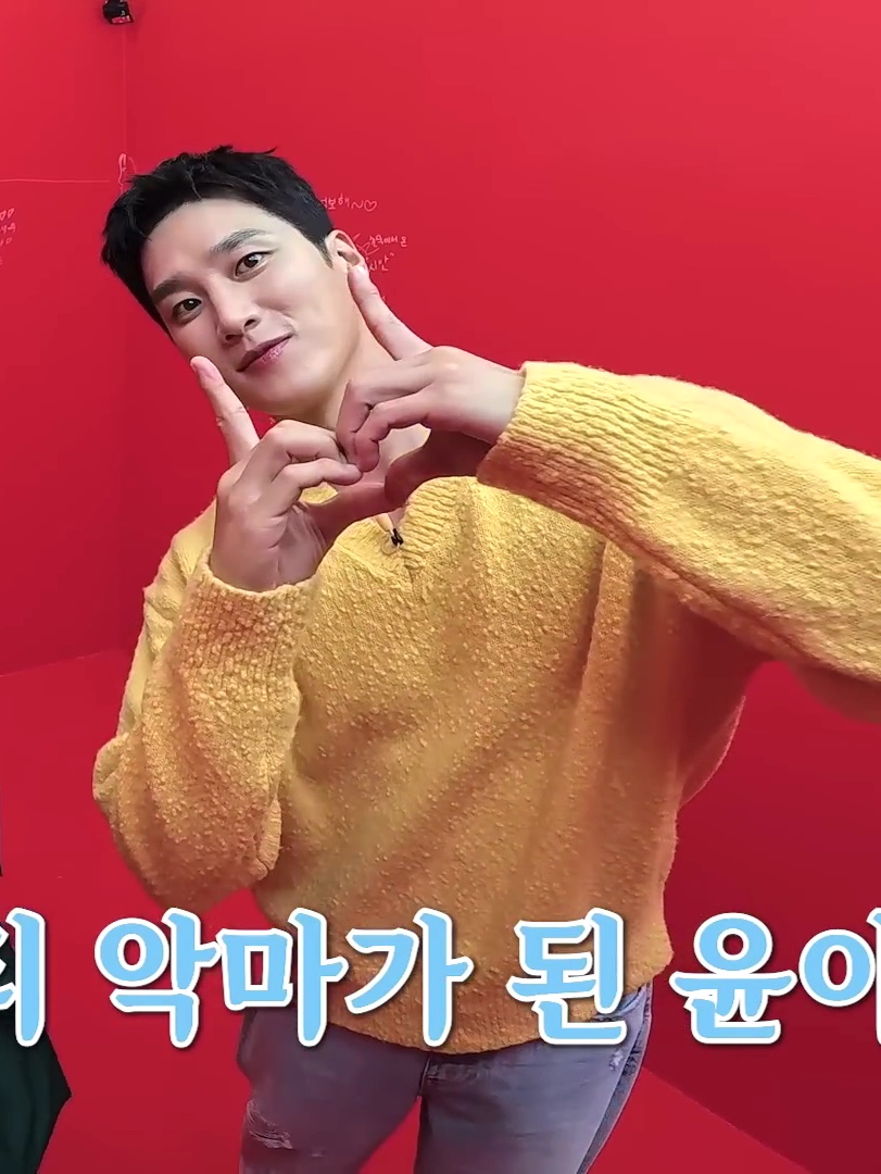 STU Casentino V-Neck Knit Yellow 착용 스타일 - 3