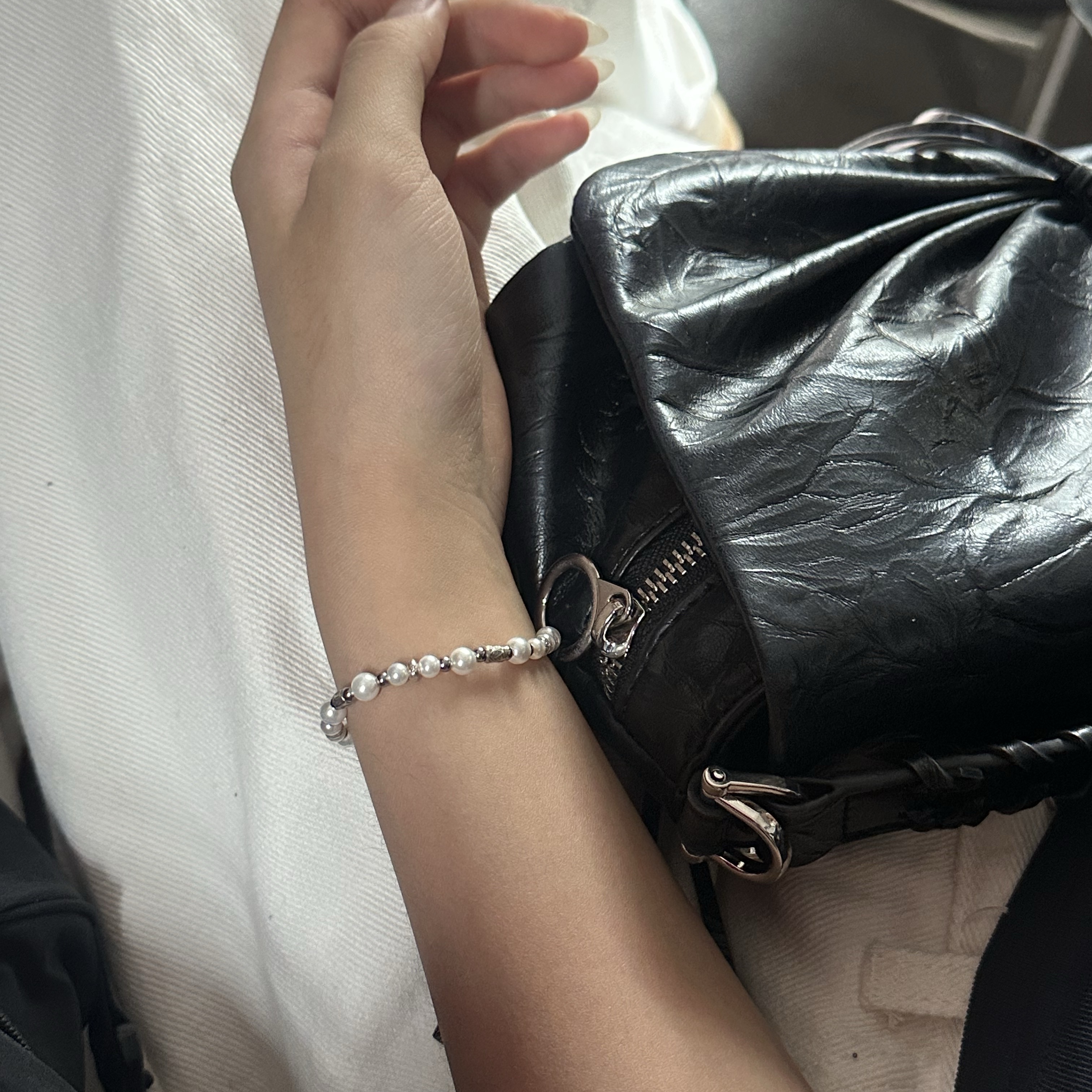 Scudo Snow White Ice Pearl Beads Bracelet 착용 스타일