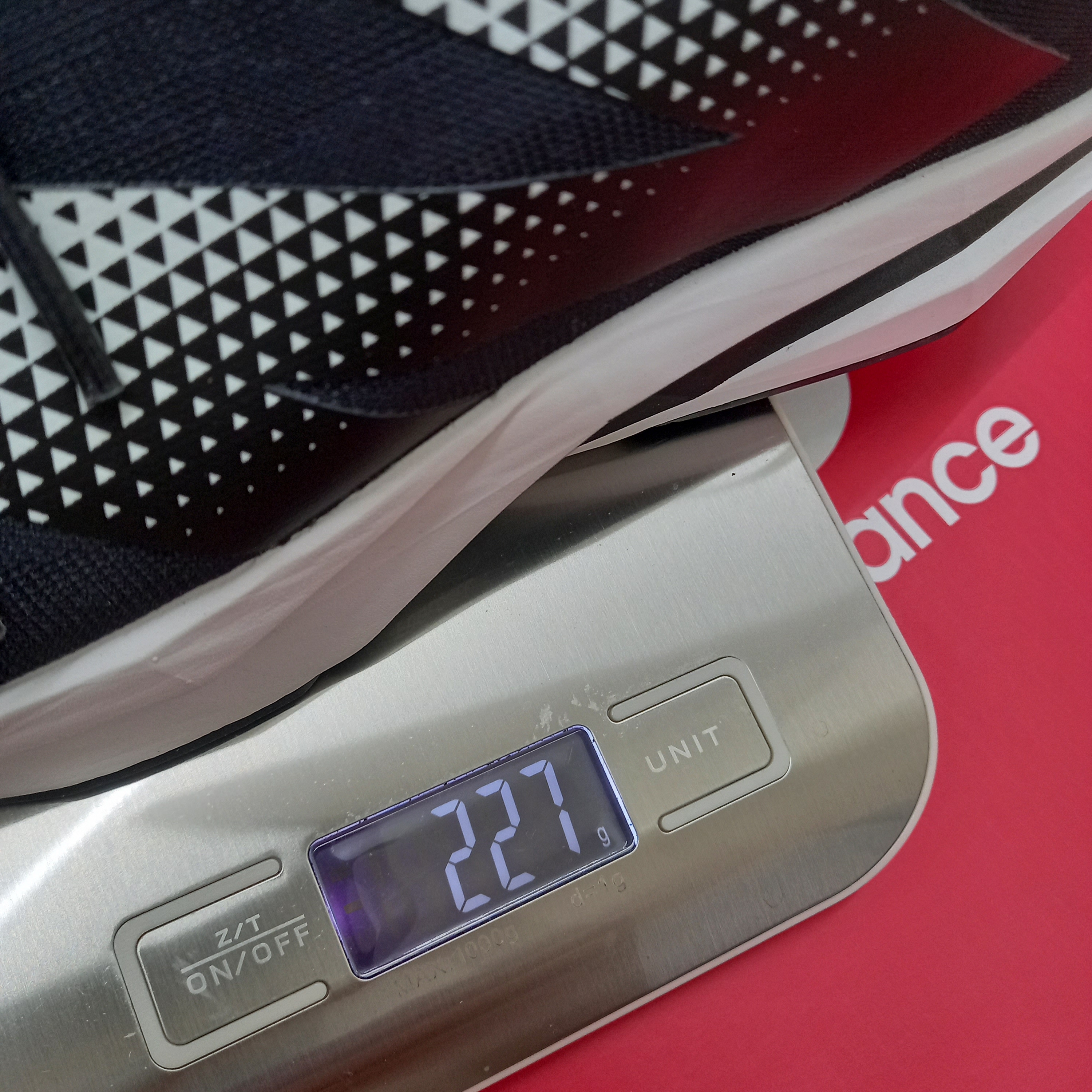New Balance FuelCell Rebel v4 Black White - 2E Wide 착용 스타일 - 2