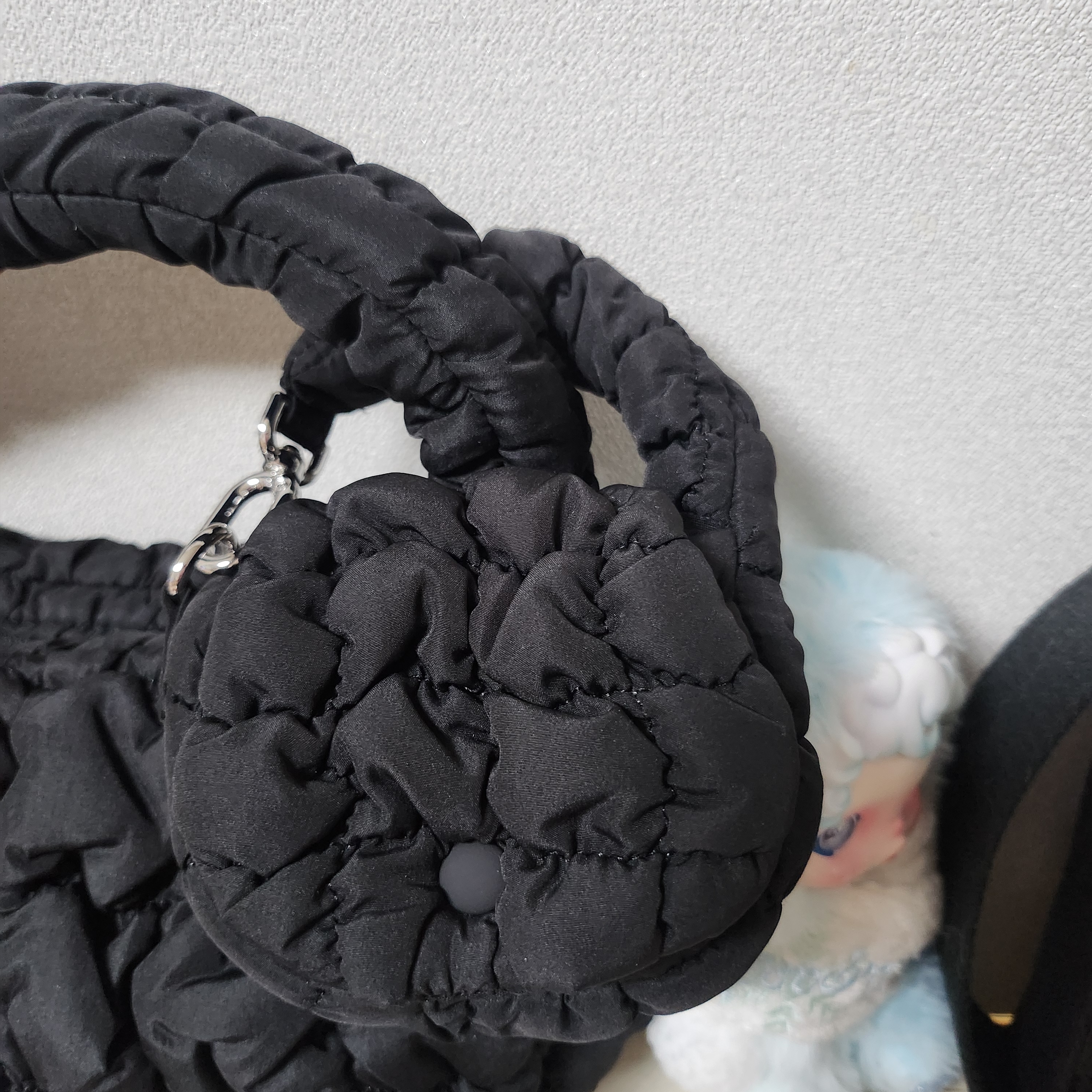 COS Quilted Nano Bag Black 착용 스타일 - 2