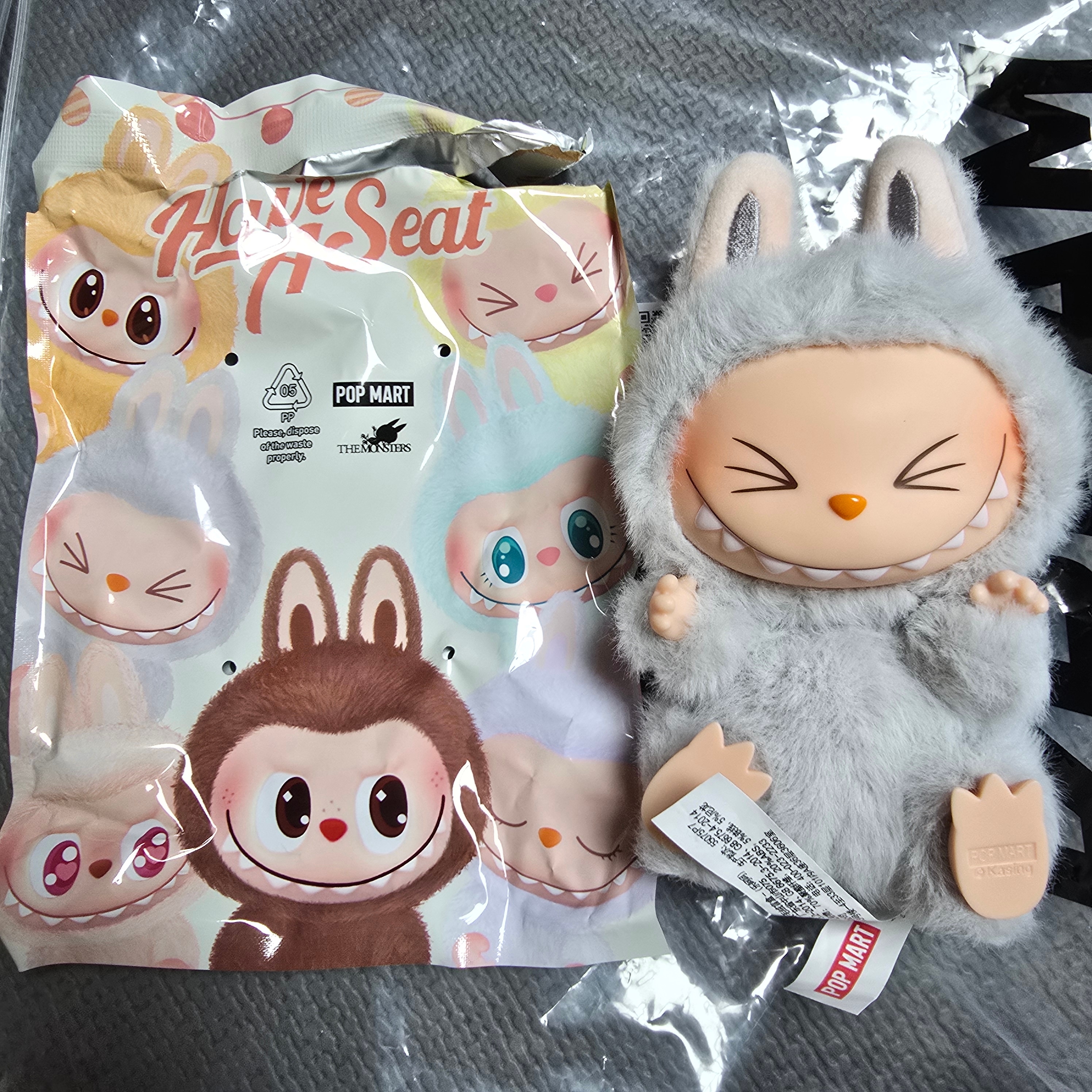 Pop Mart Labubu Let's Play Together Doll Series Sealed Case (1 Blind Box) 착용 스타일