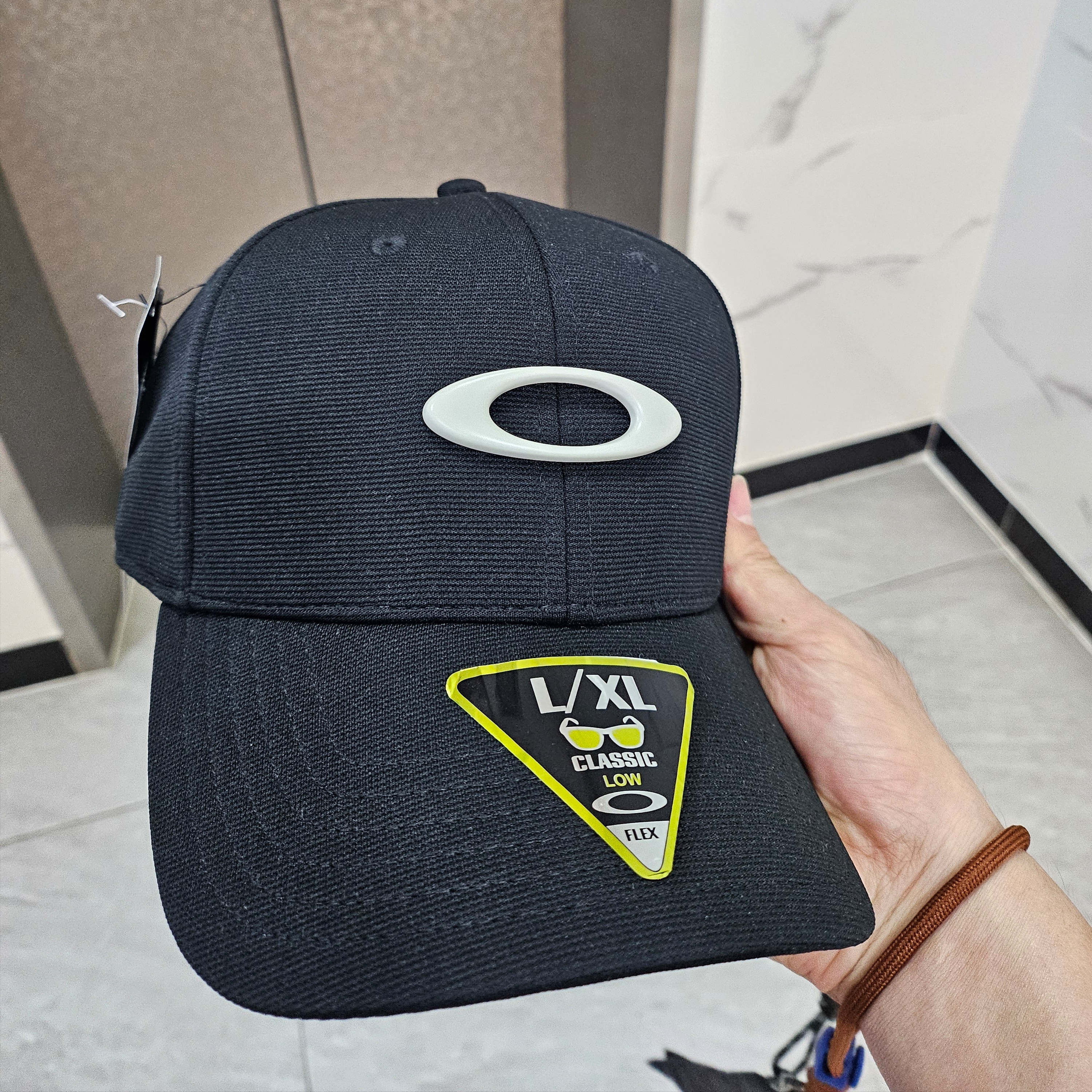 Oakley Tincan Cap Black Gray 착용 스타일 - 1