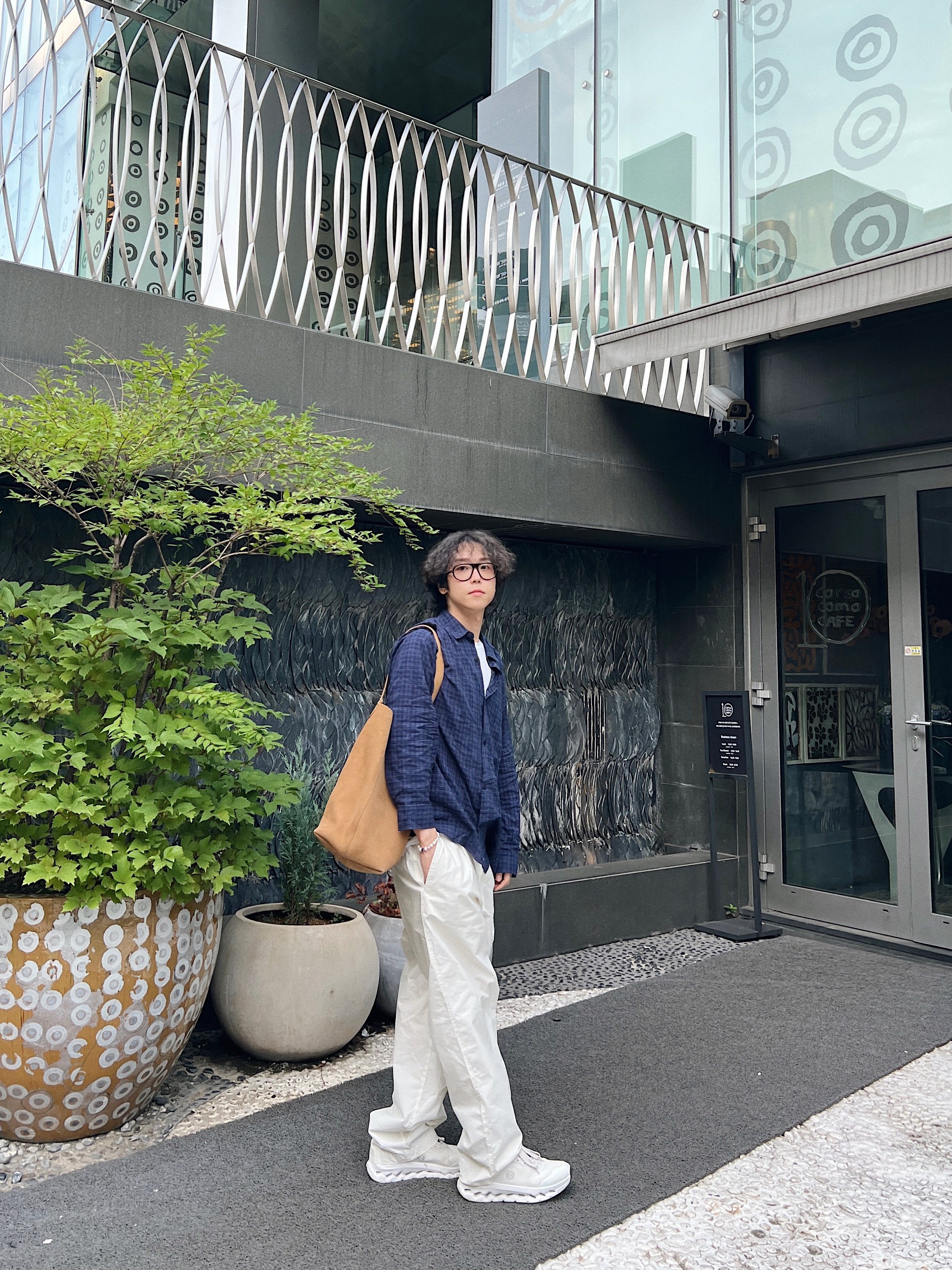 Loewe x On Running Cloudtilt 2.0 Sand White, STU Stripe Linen Pants White 착용 스타일 - 1