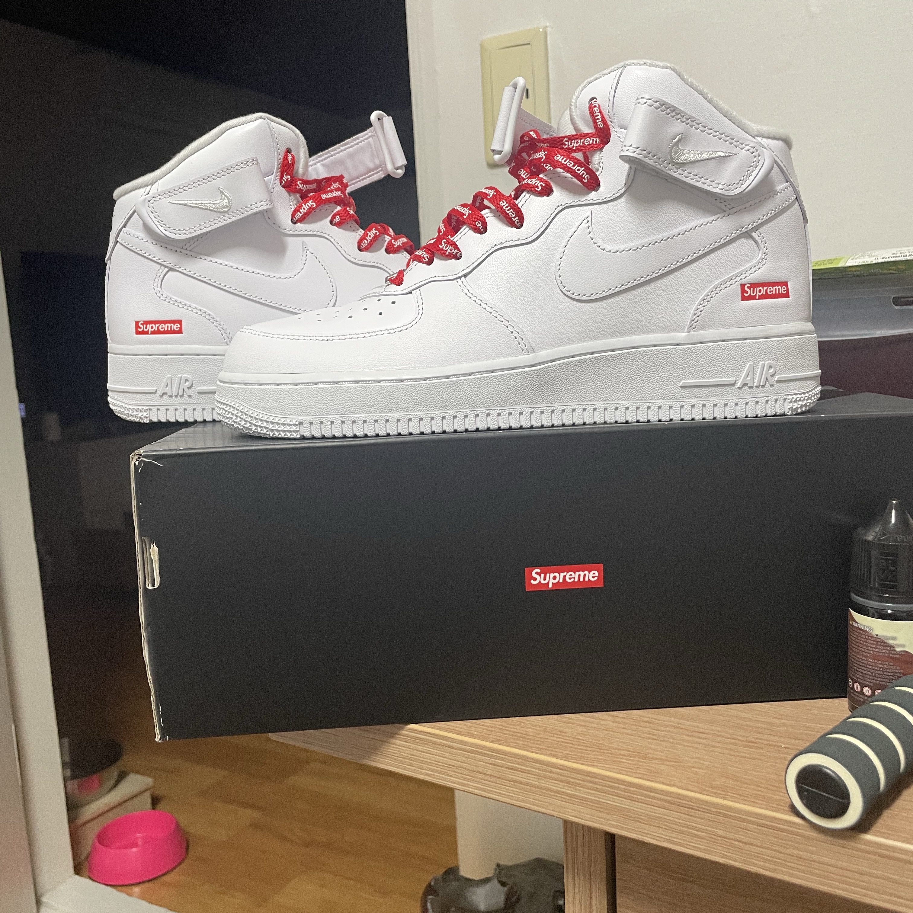Nike x Supreme Air Force 1 Mid White 착용 스타일 - 2